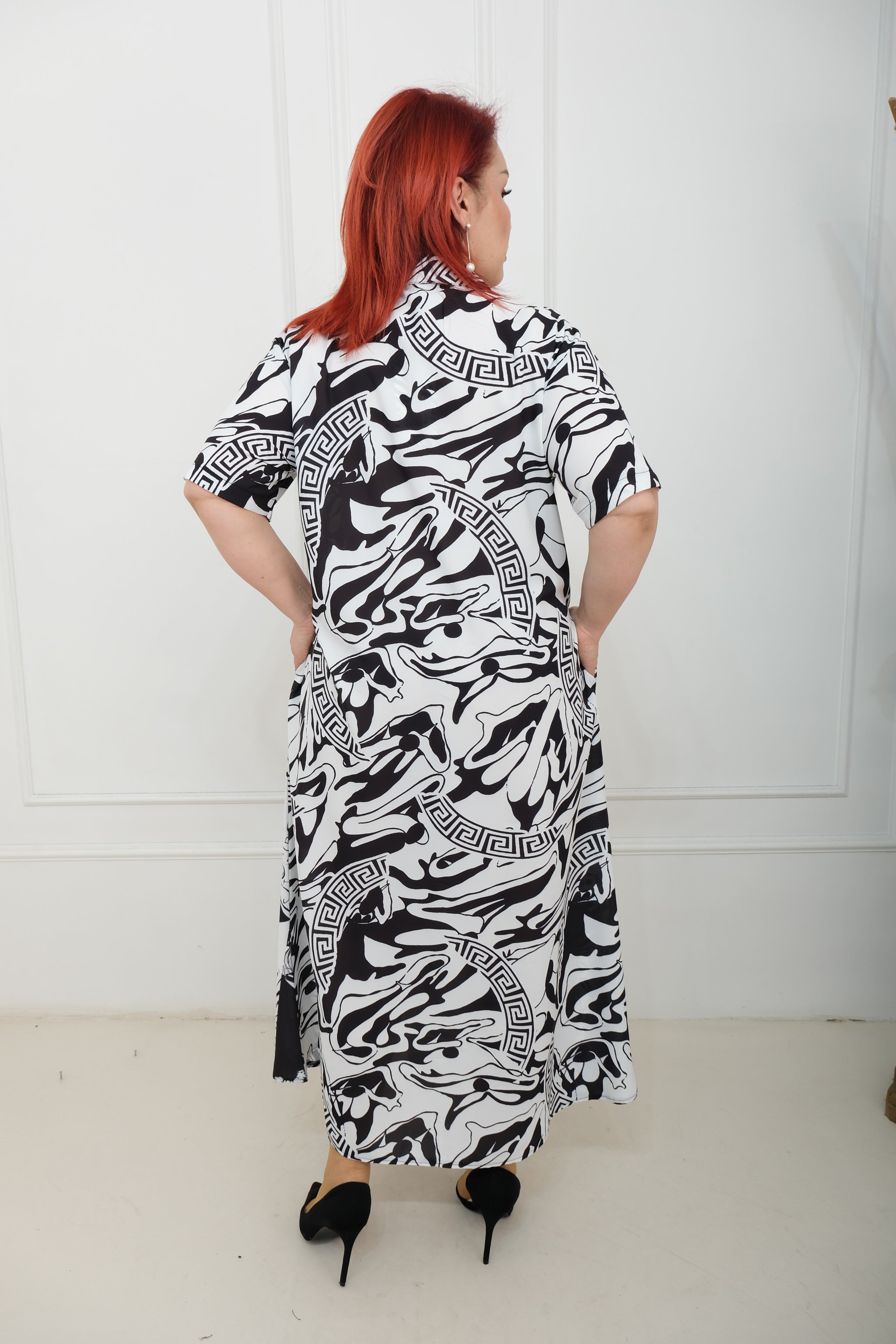 Košilové šaty s abstraktním šarmem