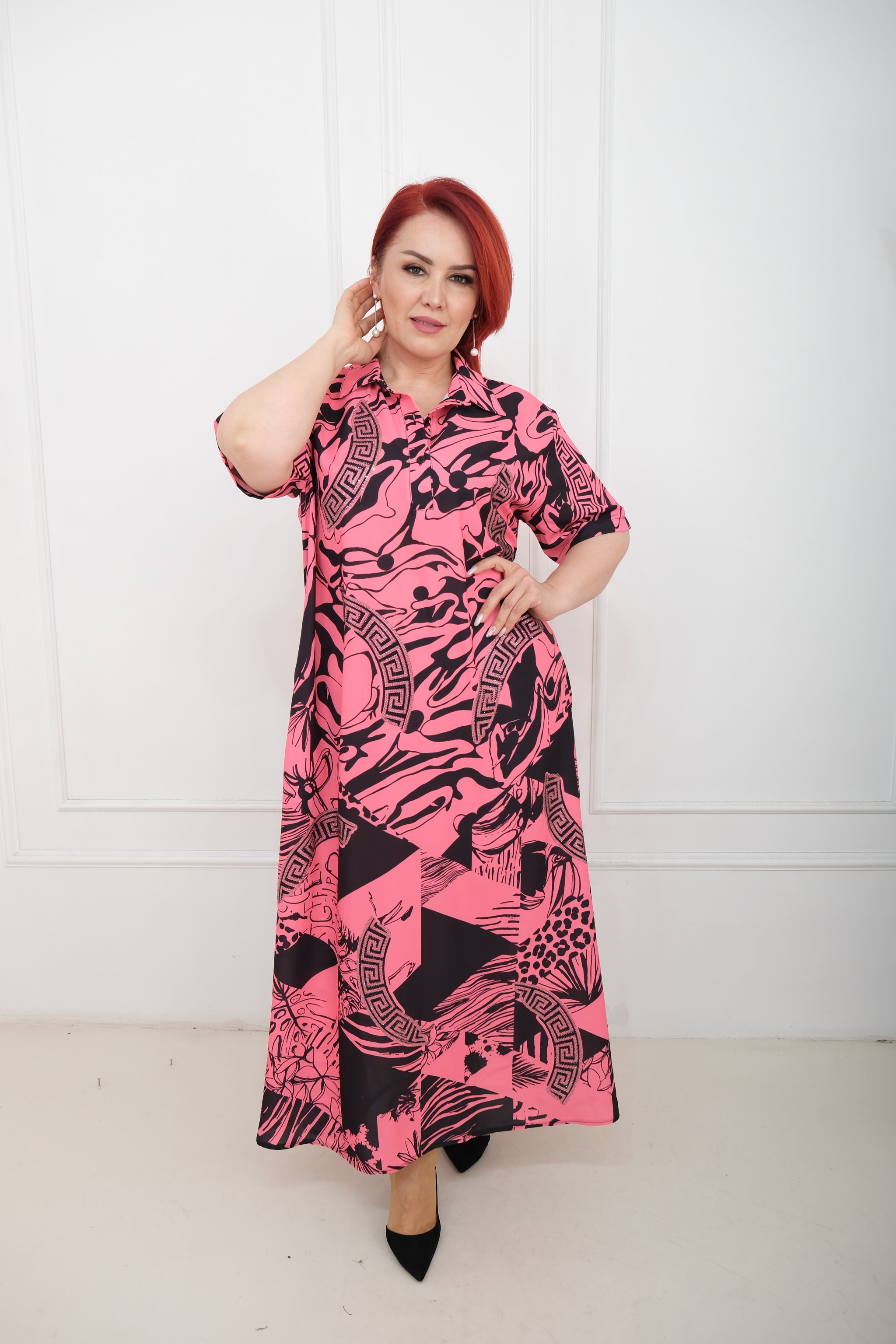 Košilové šaty s abstraktním šarmem