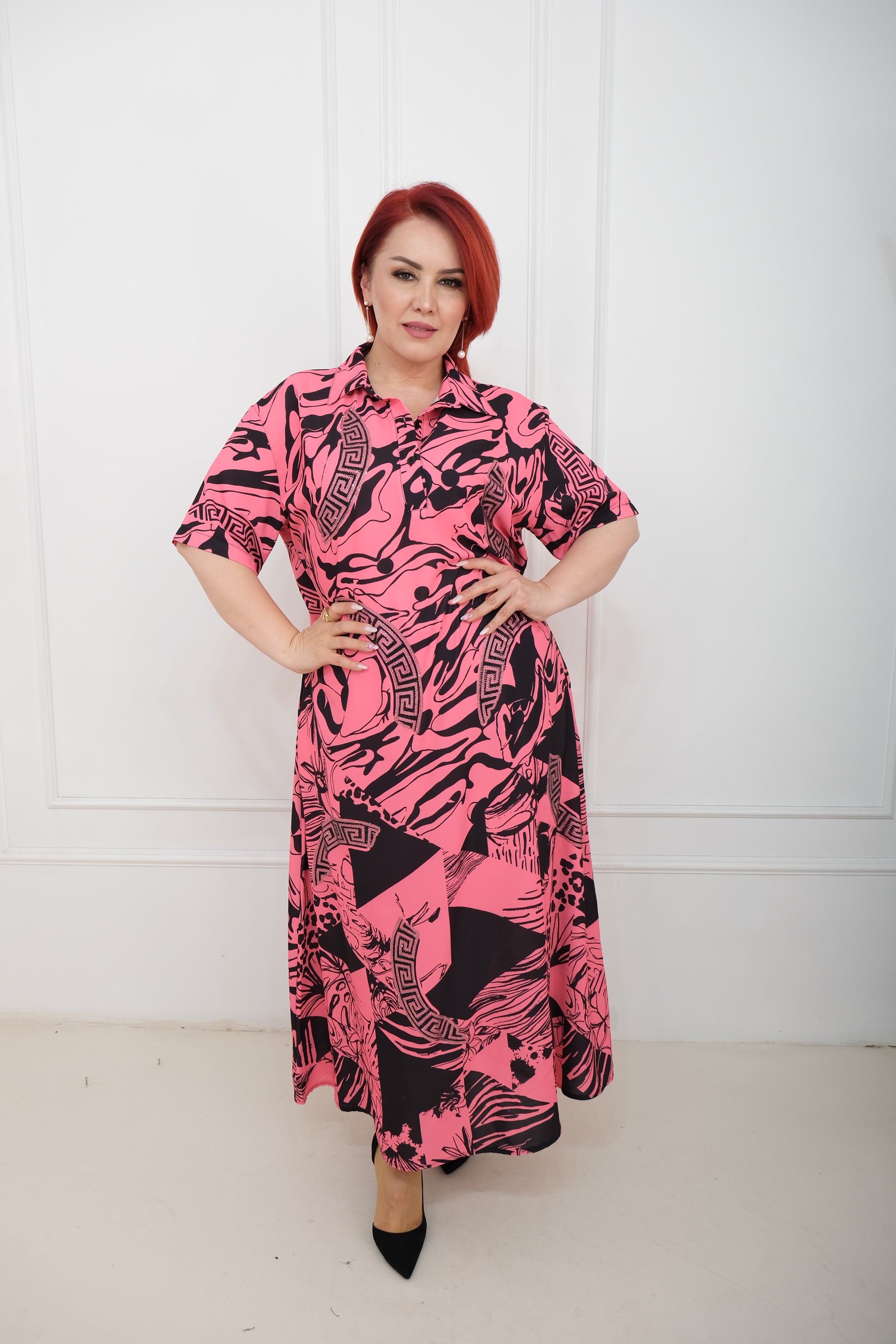 Košilové šaty s abstraktním šarmem