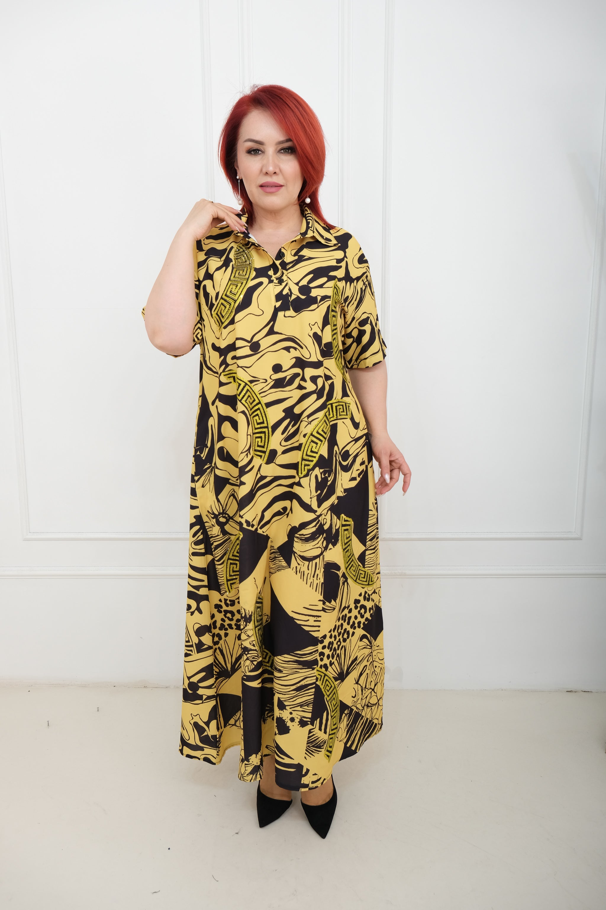 Košilové šaty s abstraktním šarmem