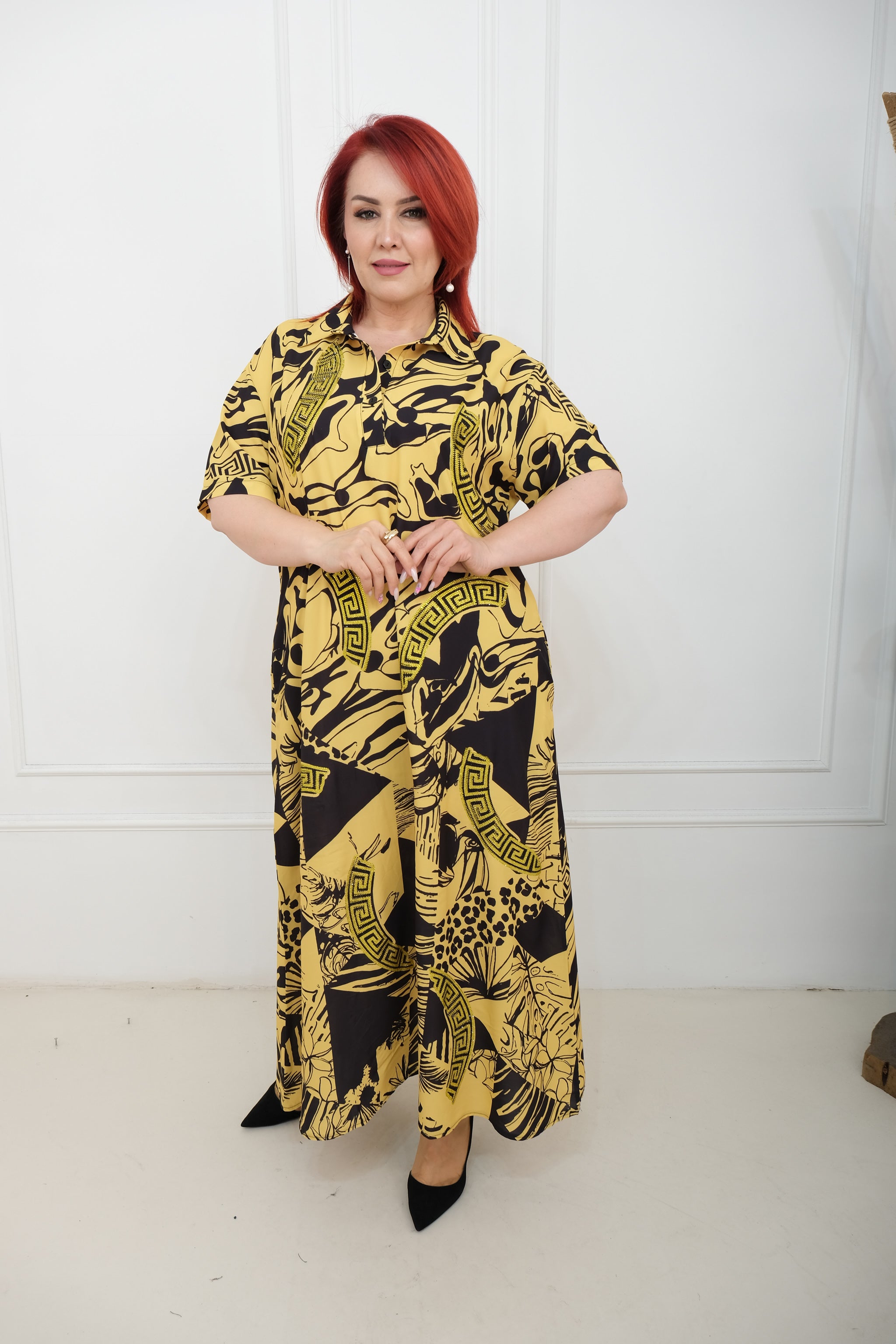 Košilové šaty s abstraktním šarmem