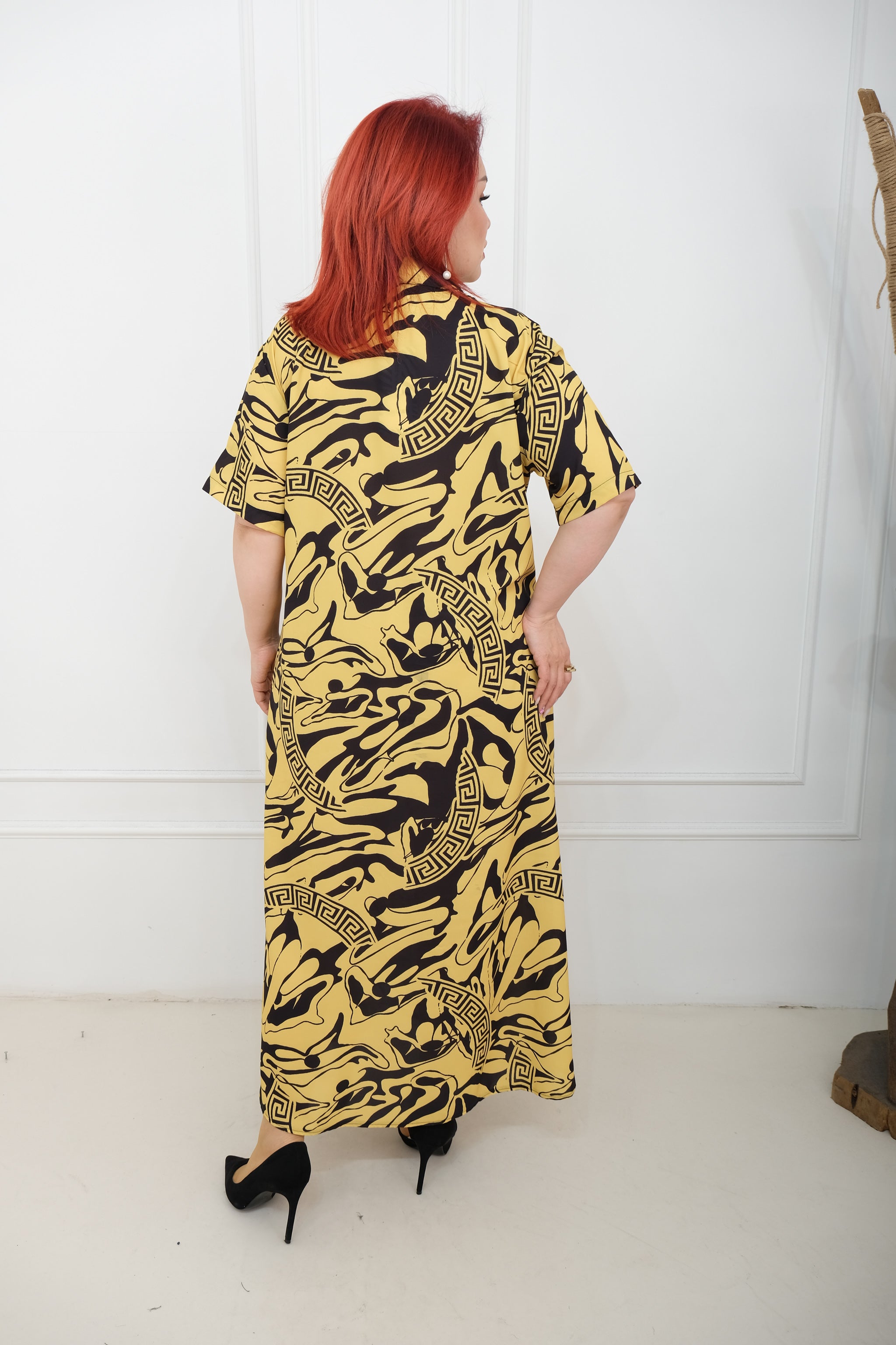 Košilové šaty s abstraktním šarmem