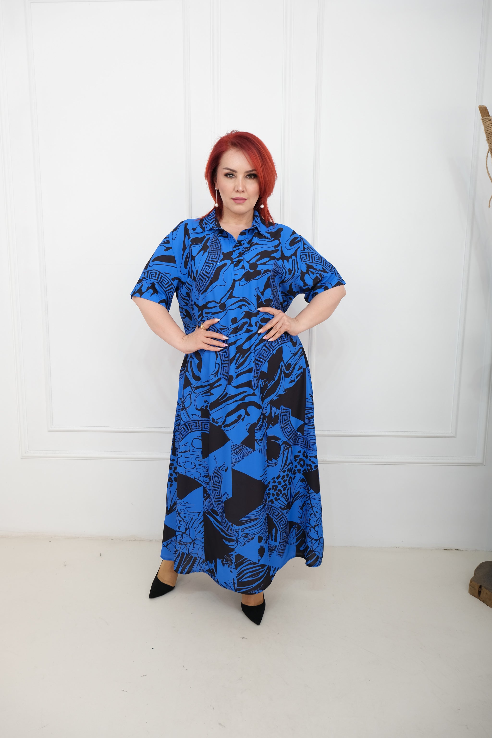 Košilové šaty s abstraktním šarmem