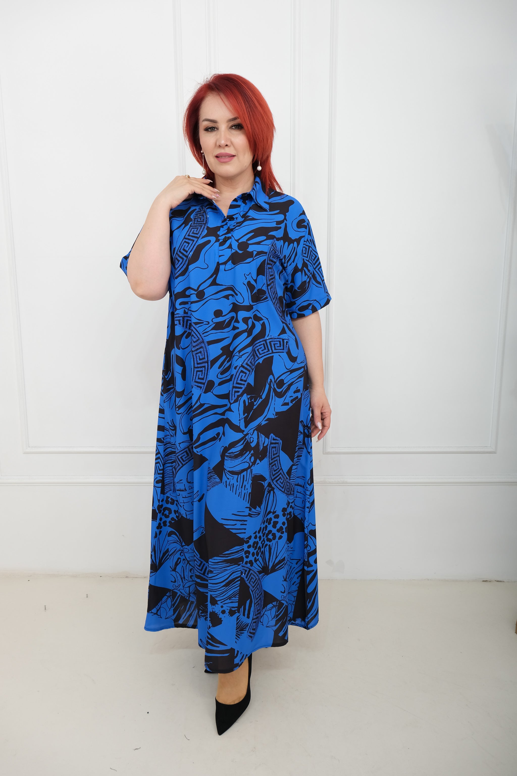 Košilové šaty s abstraktním šarmem