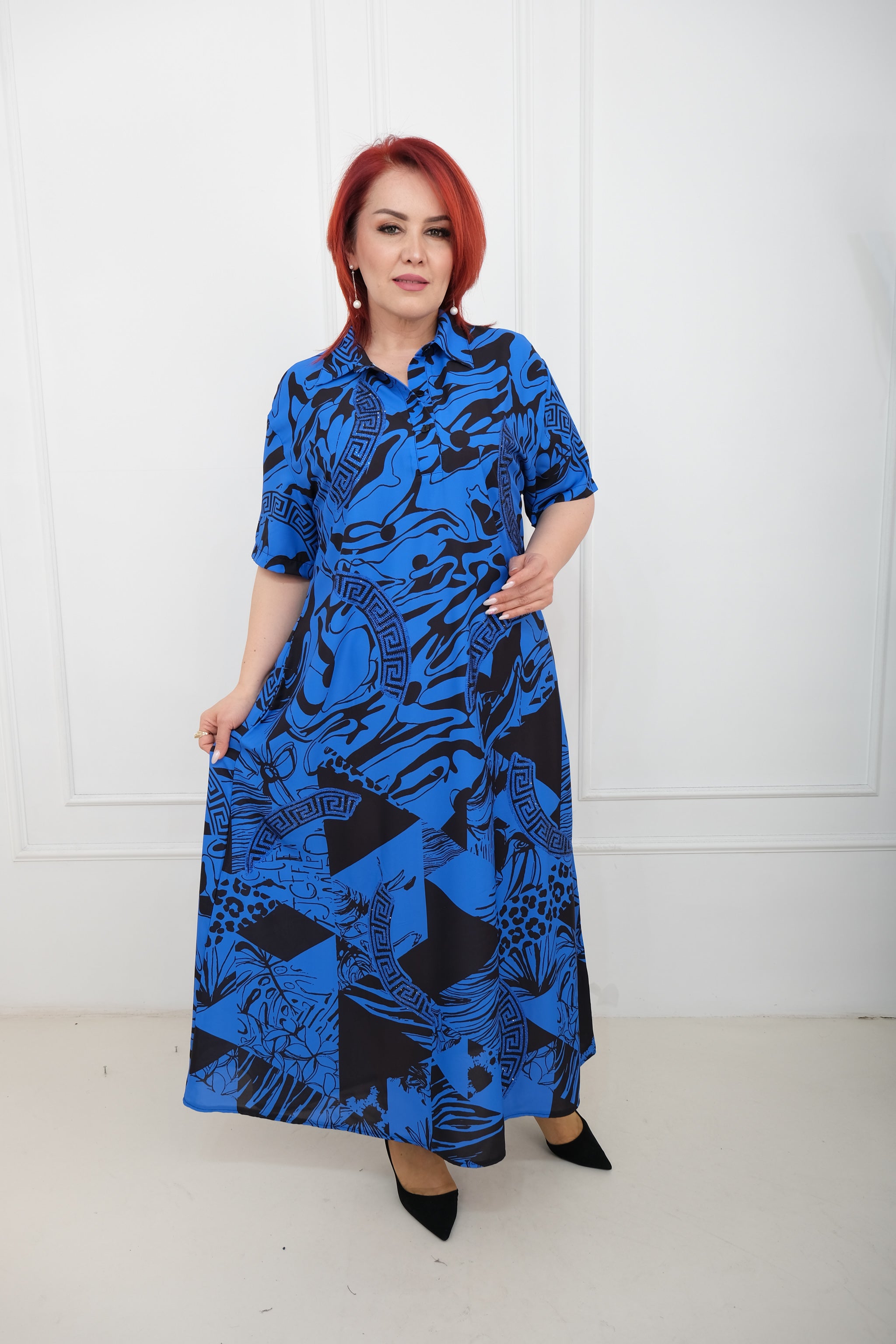 Košilové šaty s abstraktním šarmem