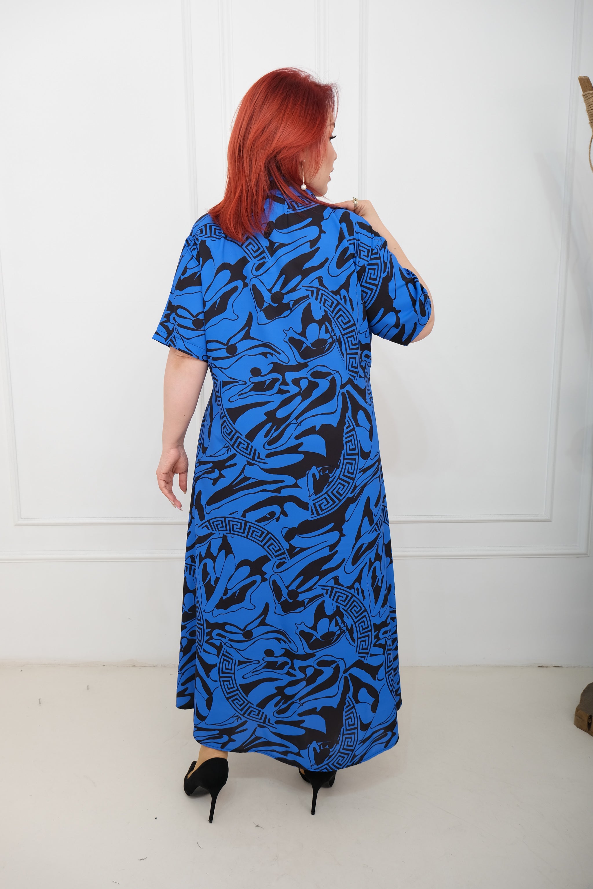 Košilové šaty s abstraktním šarmem