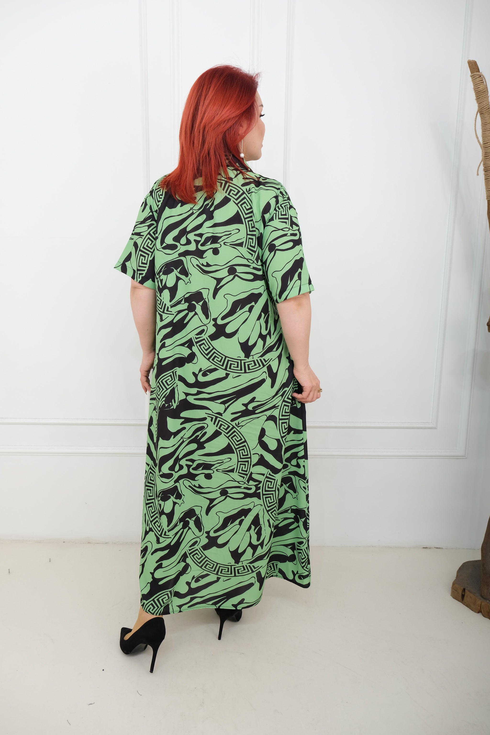 Košilové šaty s abstraktním šarmem