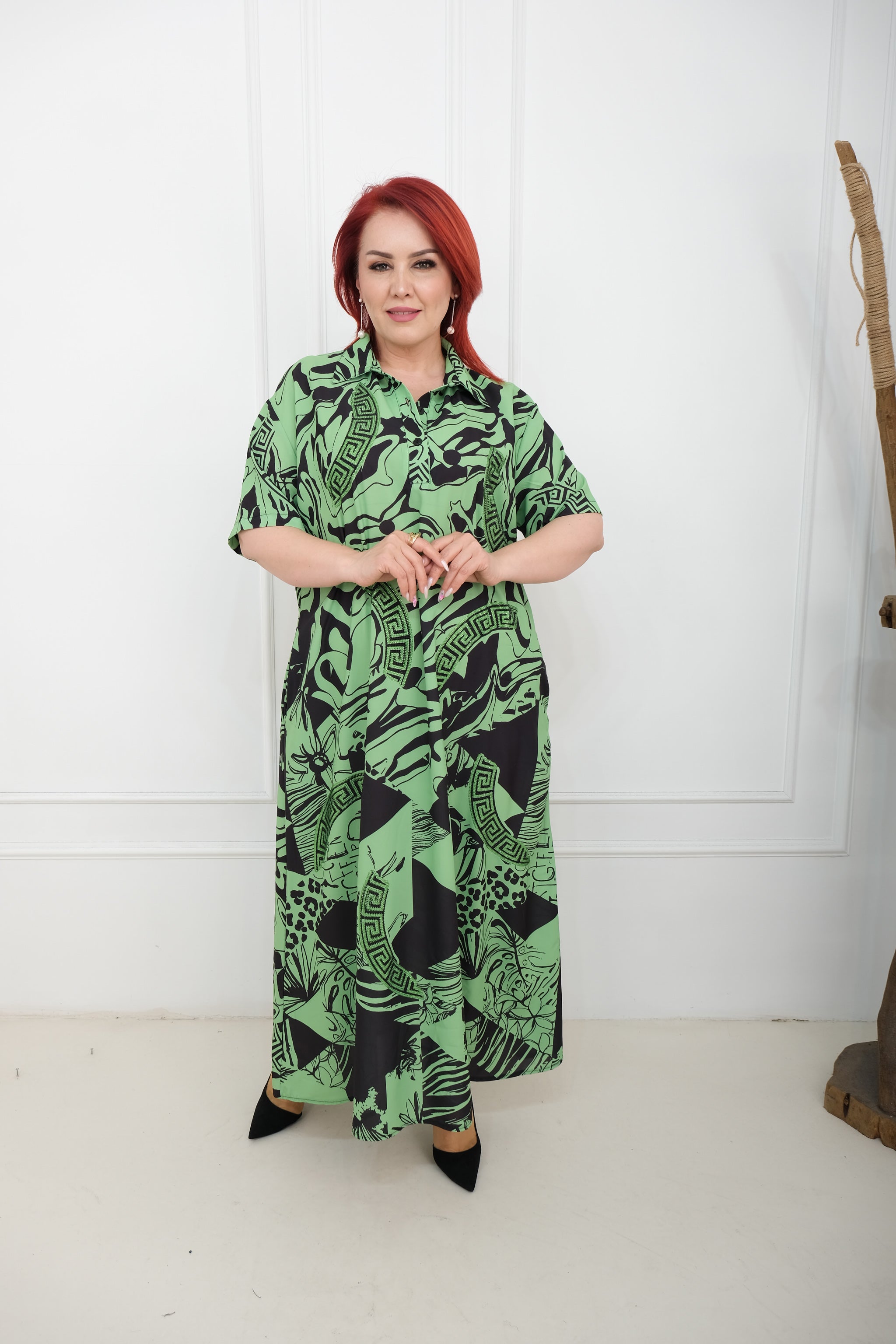 Košilové šaty s abstraktním šarmem