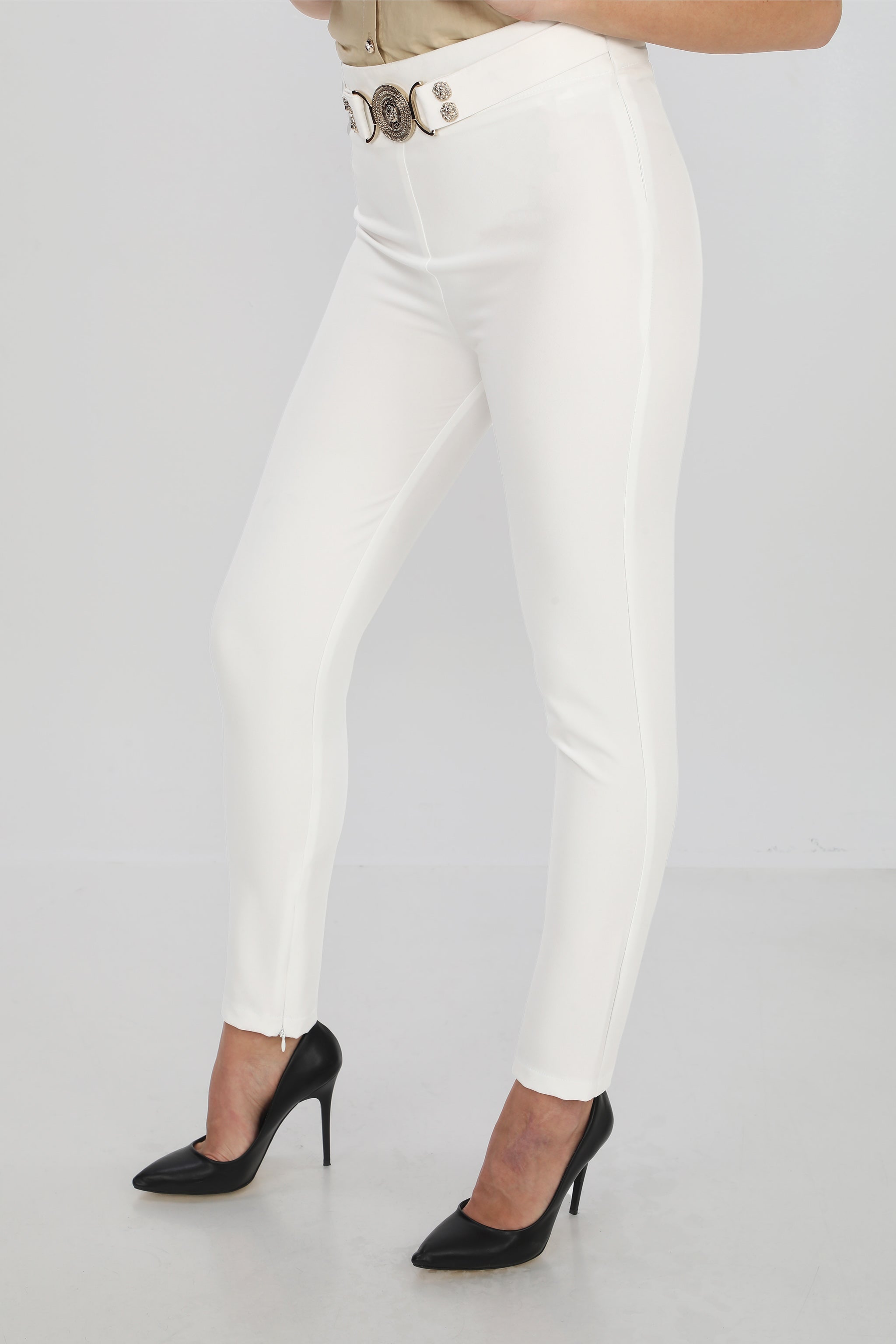 Elegantní kalhoty s ozdobným páskem - bílé/černé