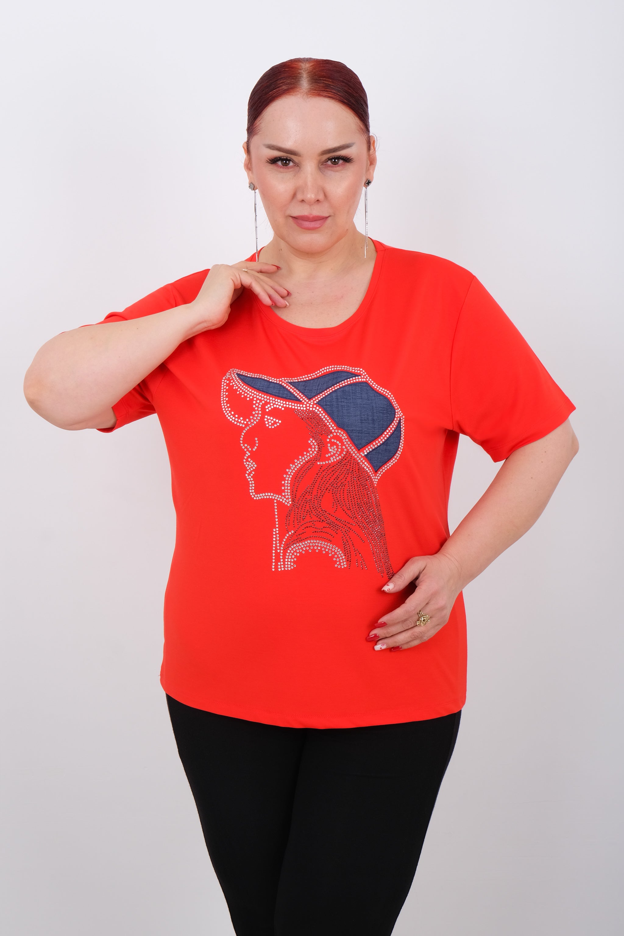 Dámské tričko s potiskem ženy v kšiltovce