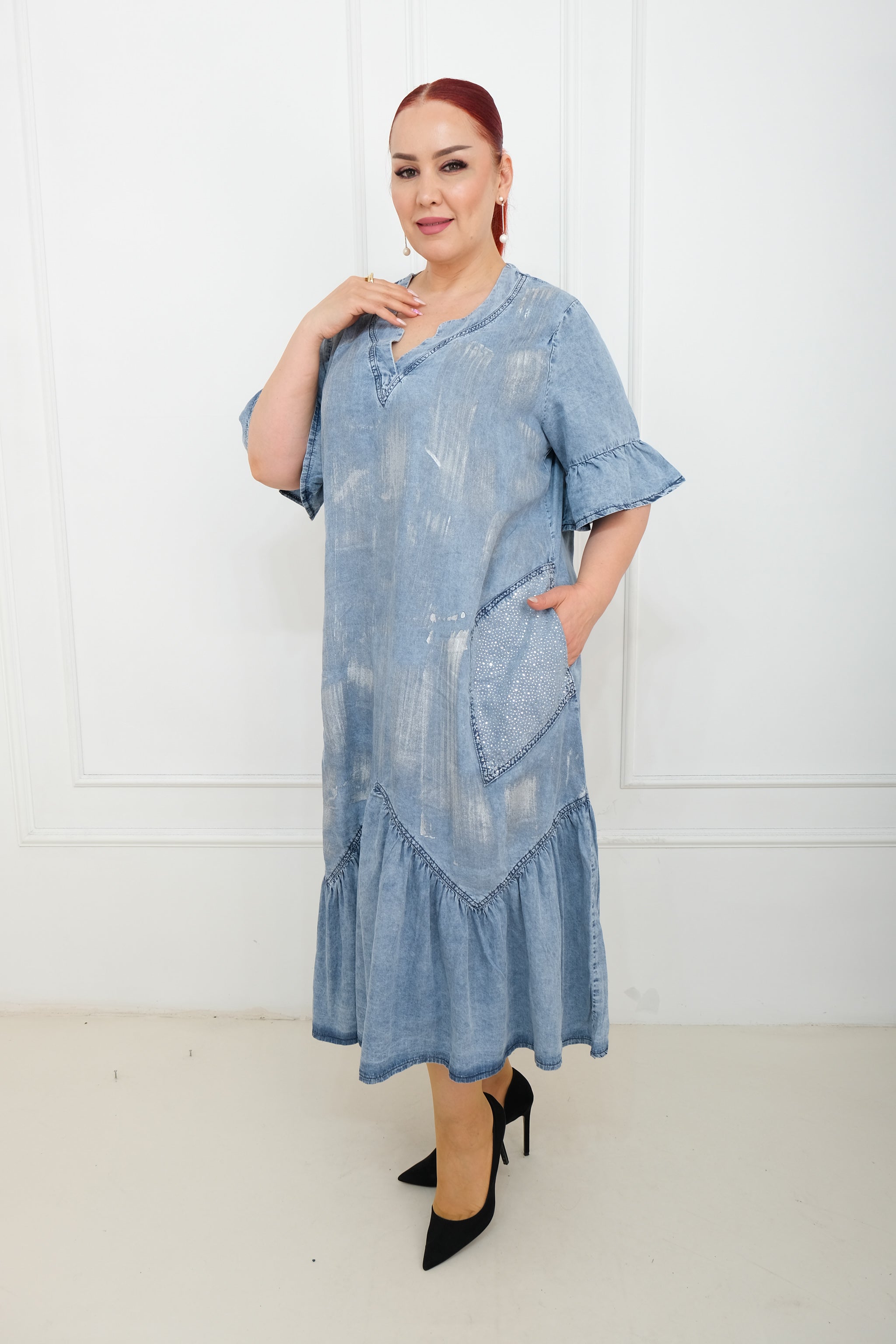 Džínové šaty s nařaseným šarmem