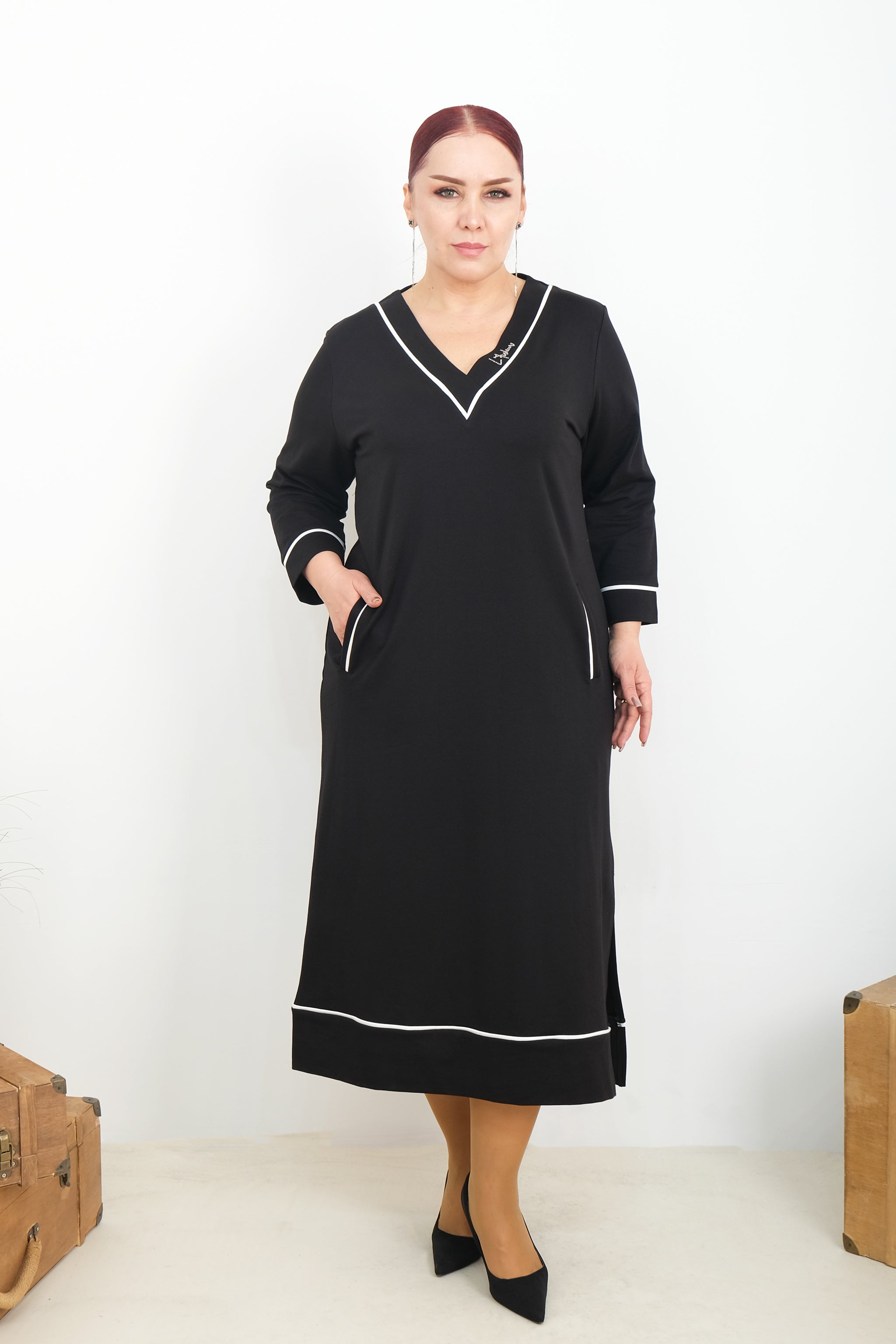 Černé maxi šaty s bílým lemováním