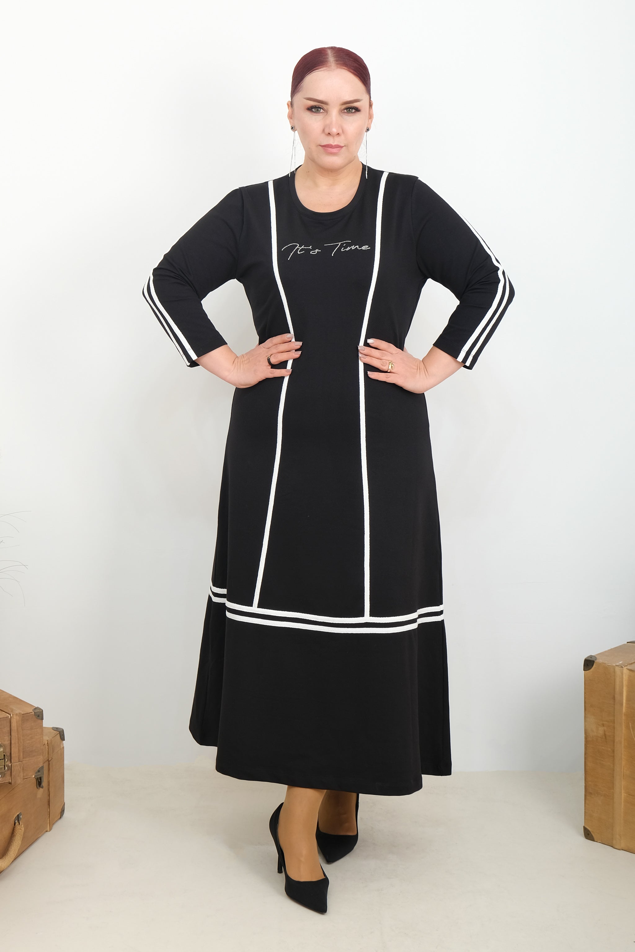 Maxi šaty s nápisem "It’s Time" – černé s bílými pruhy