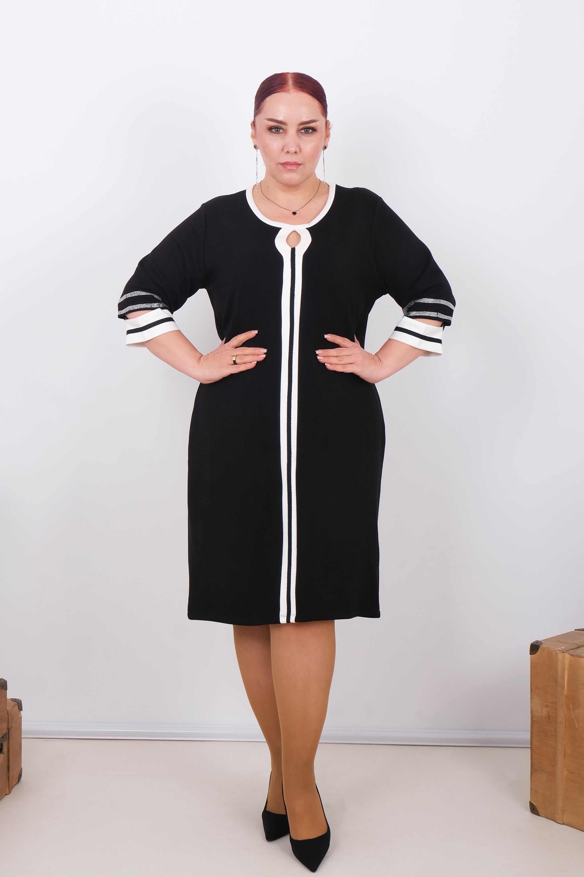 Černé šaty s výraznými rukávy