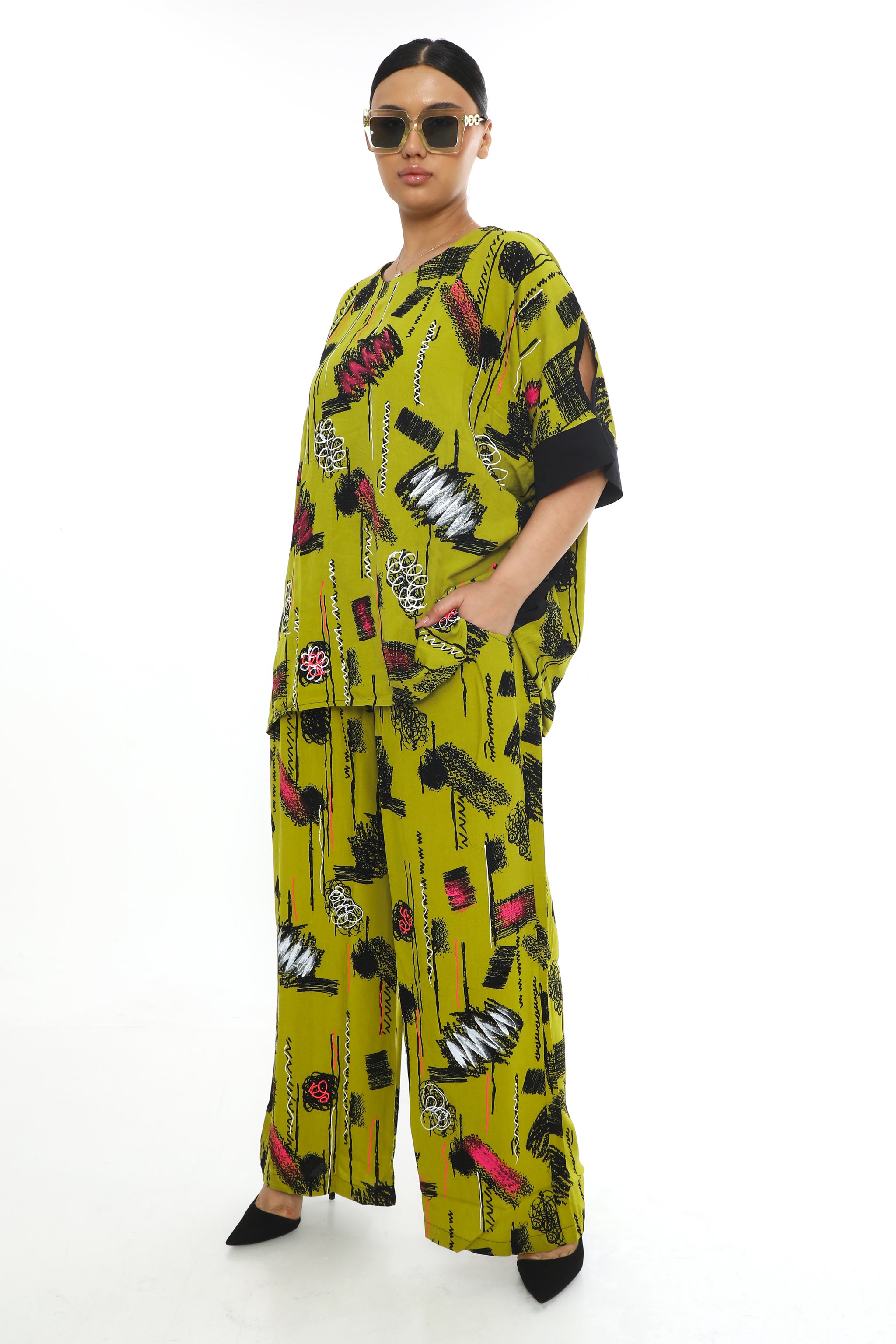 Luxusní dámský komplet s uměleckým vzorem –  halenka a široké kalhoty