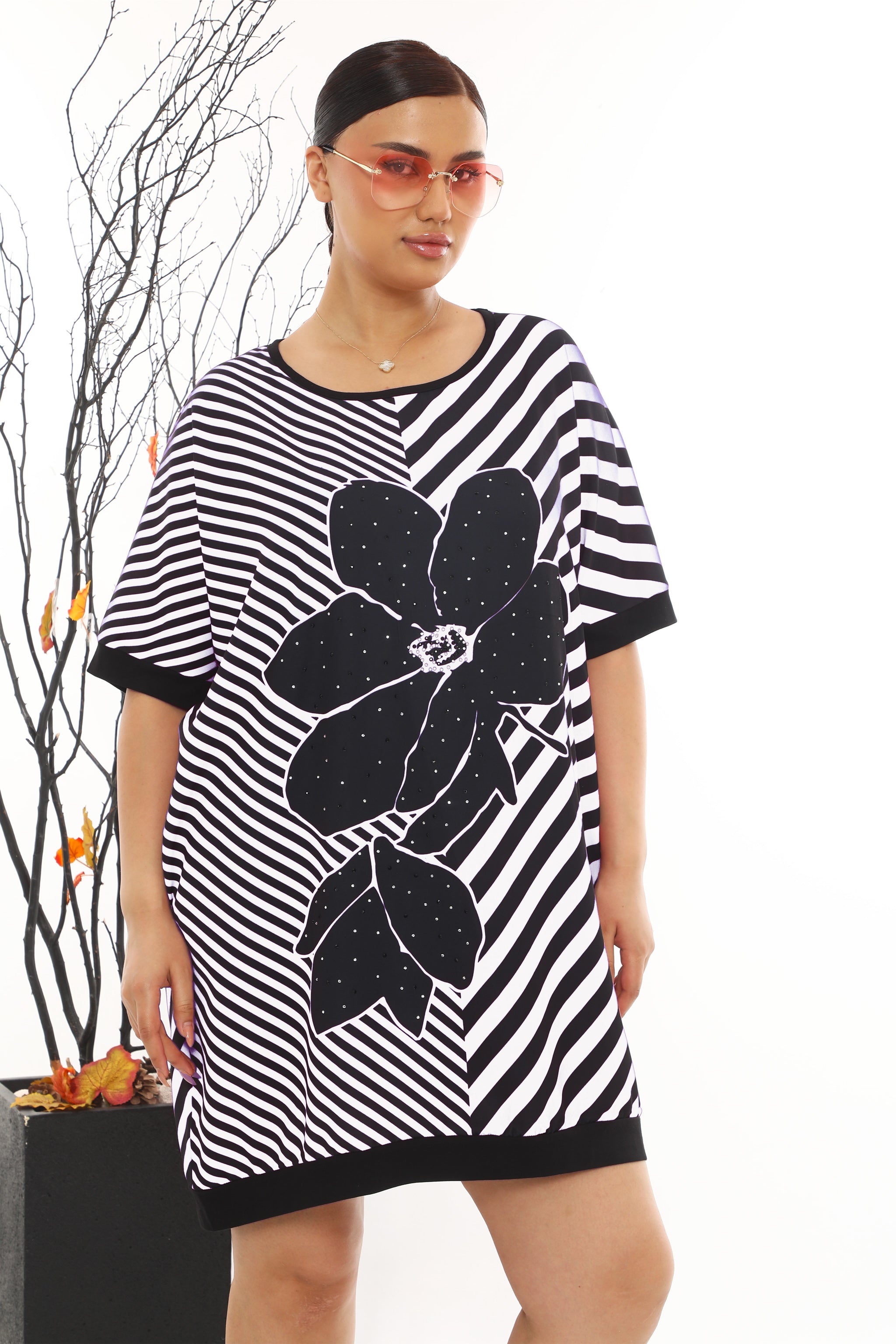 Tunikové šaty s černým květem