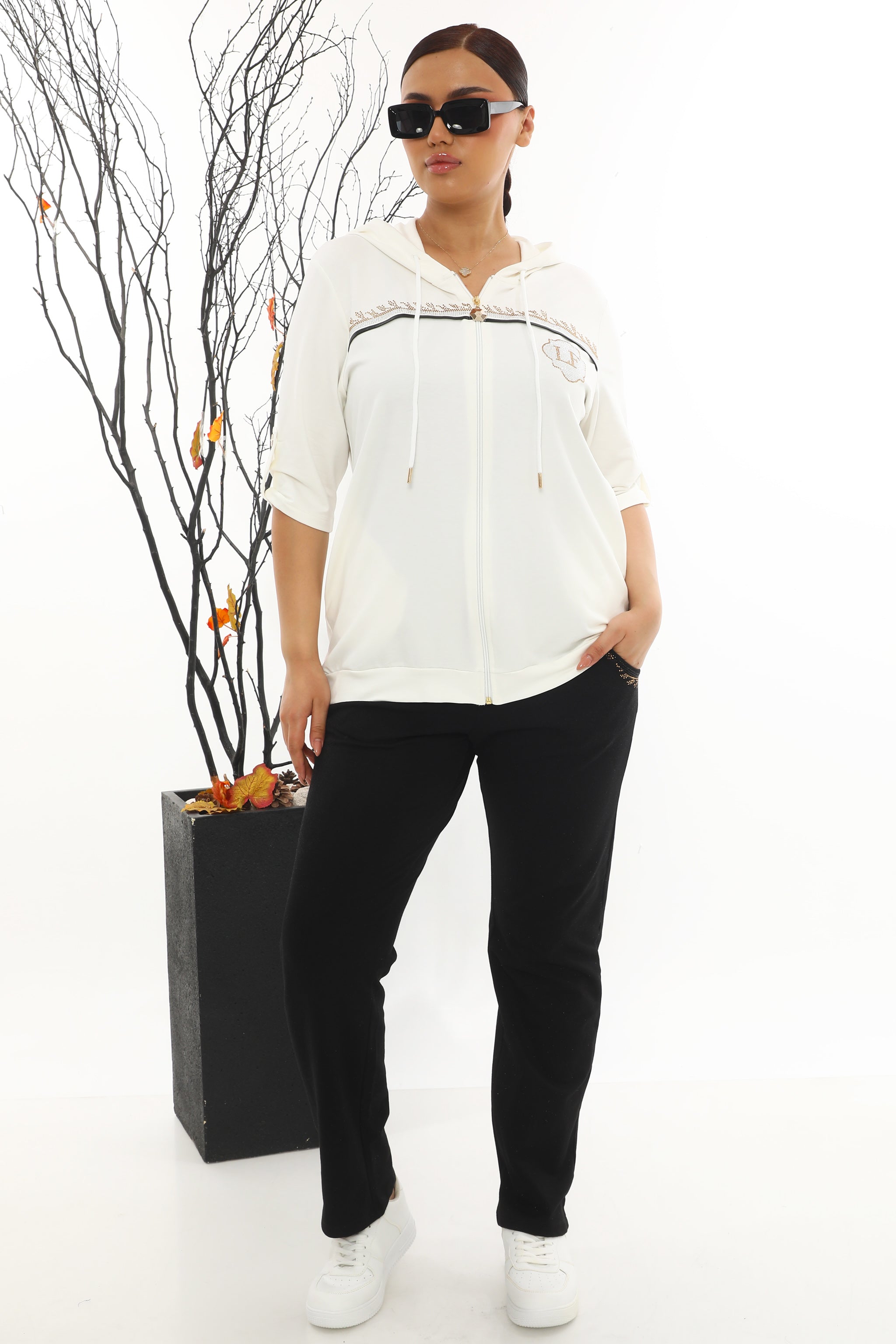 Sportovně-elegantní dámský komplet s ozdobnými kamínky – bavlněná mikina s kapucí a kalhoty