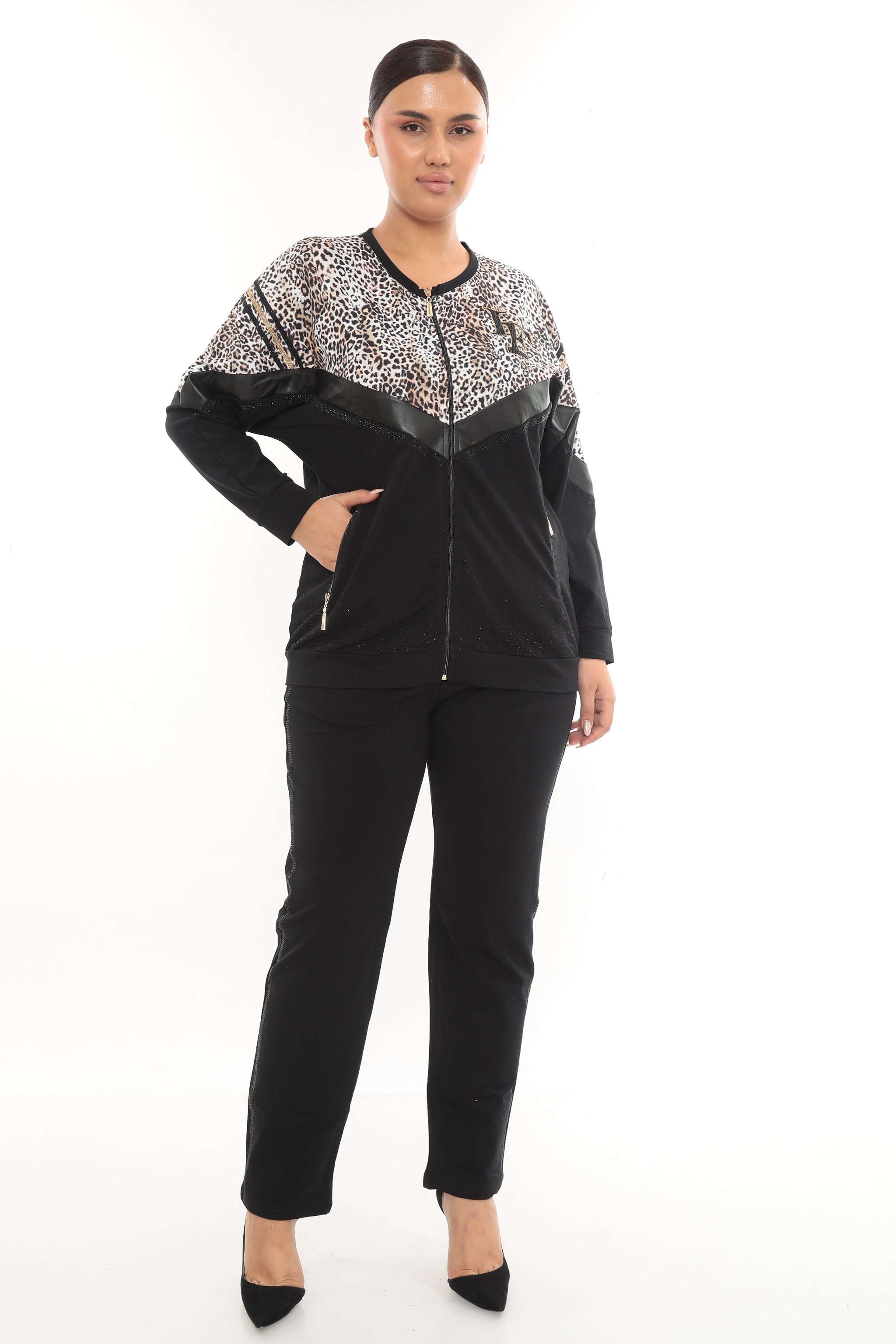 Dámský stylový černý komplet s exotickým vzorem