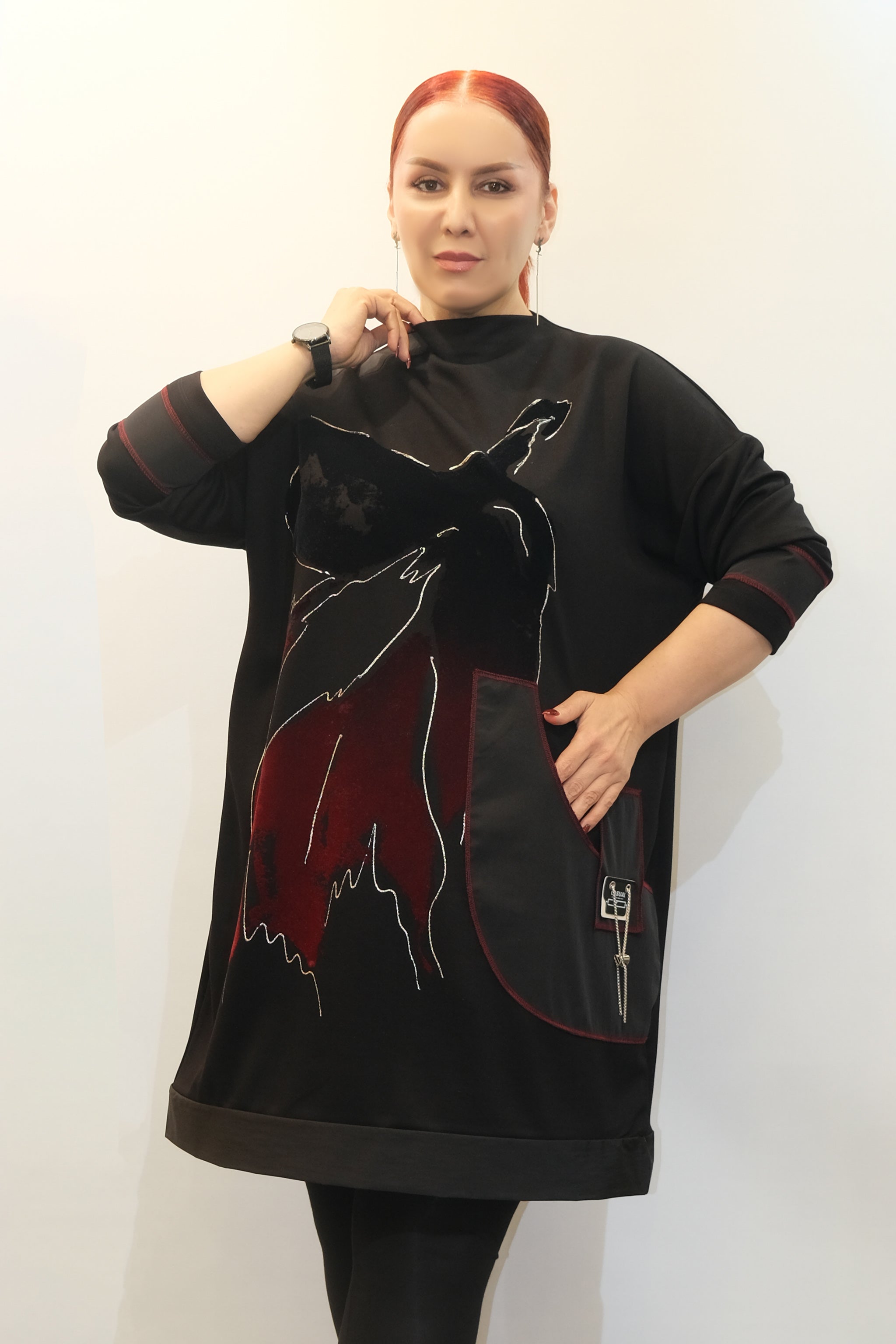 Dámská extravagantní tunika s uměleckou sametovou aplikací