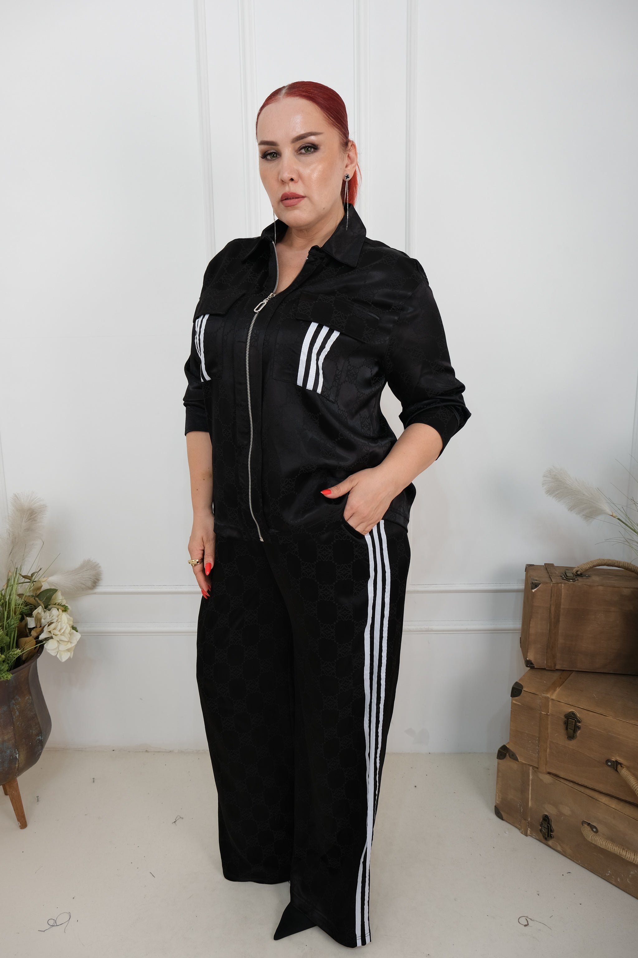 Elegantní komplet se saténovým leskem