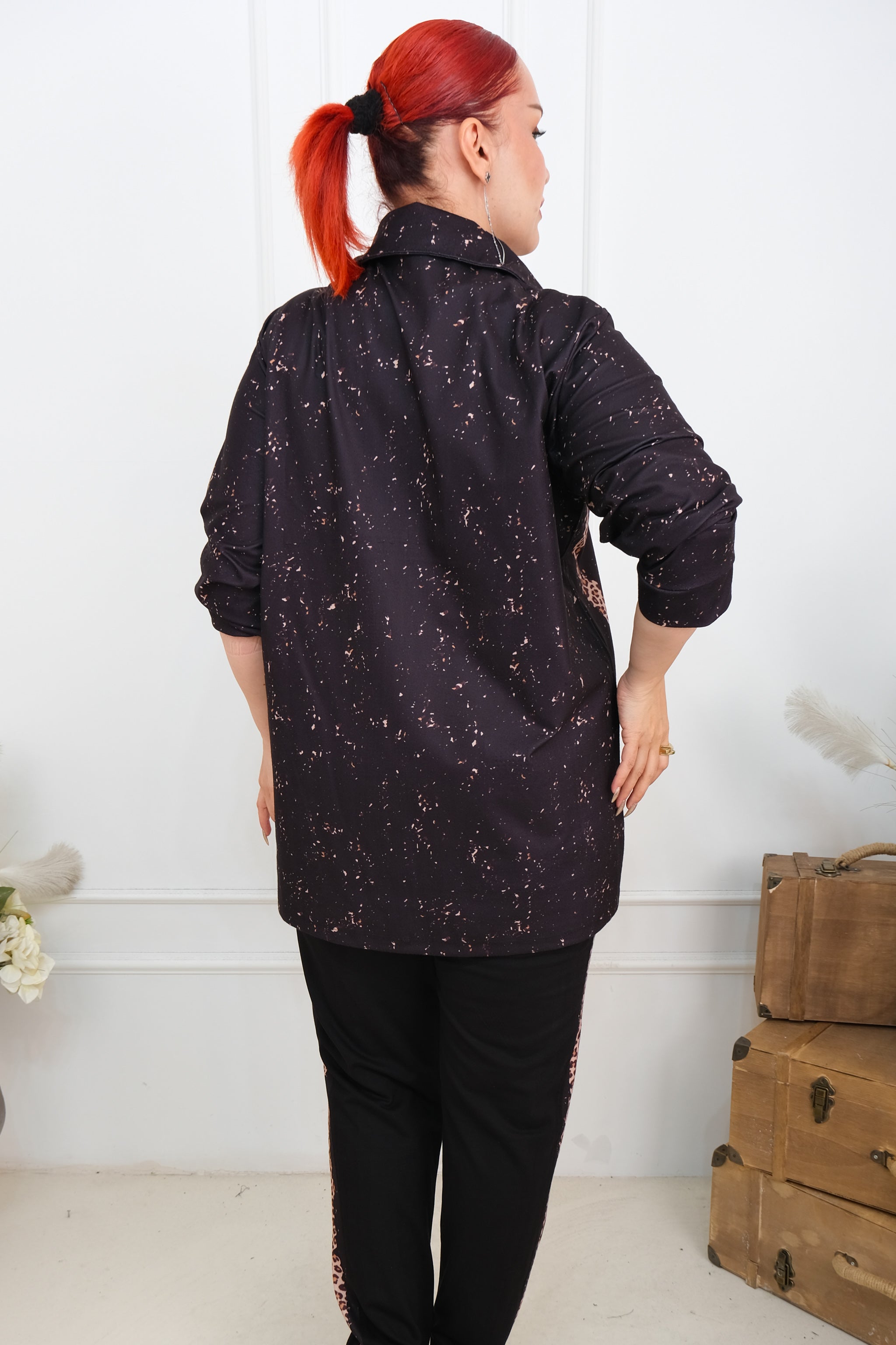 Elegantní třpytivý komplet s leopardím vzorem