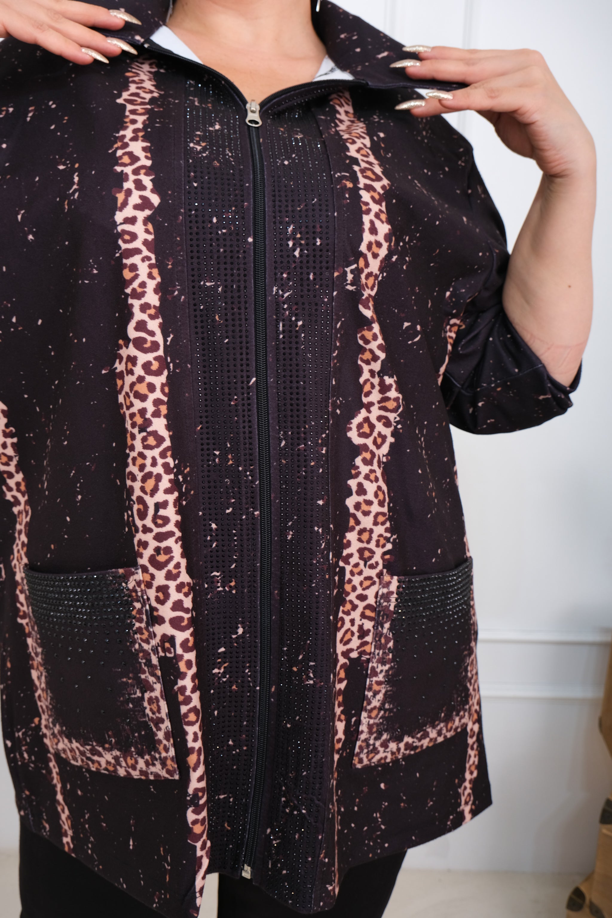 Elegantní třpytivý komplet s leopardím vzorem