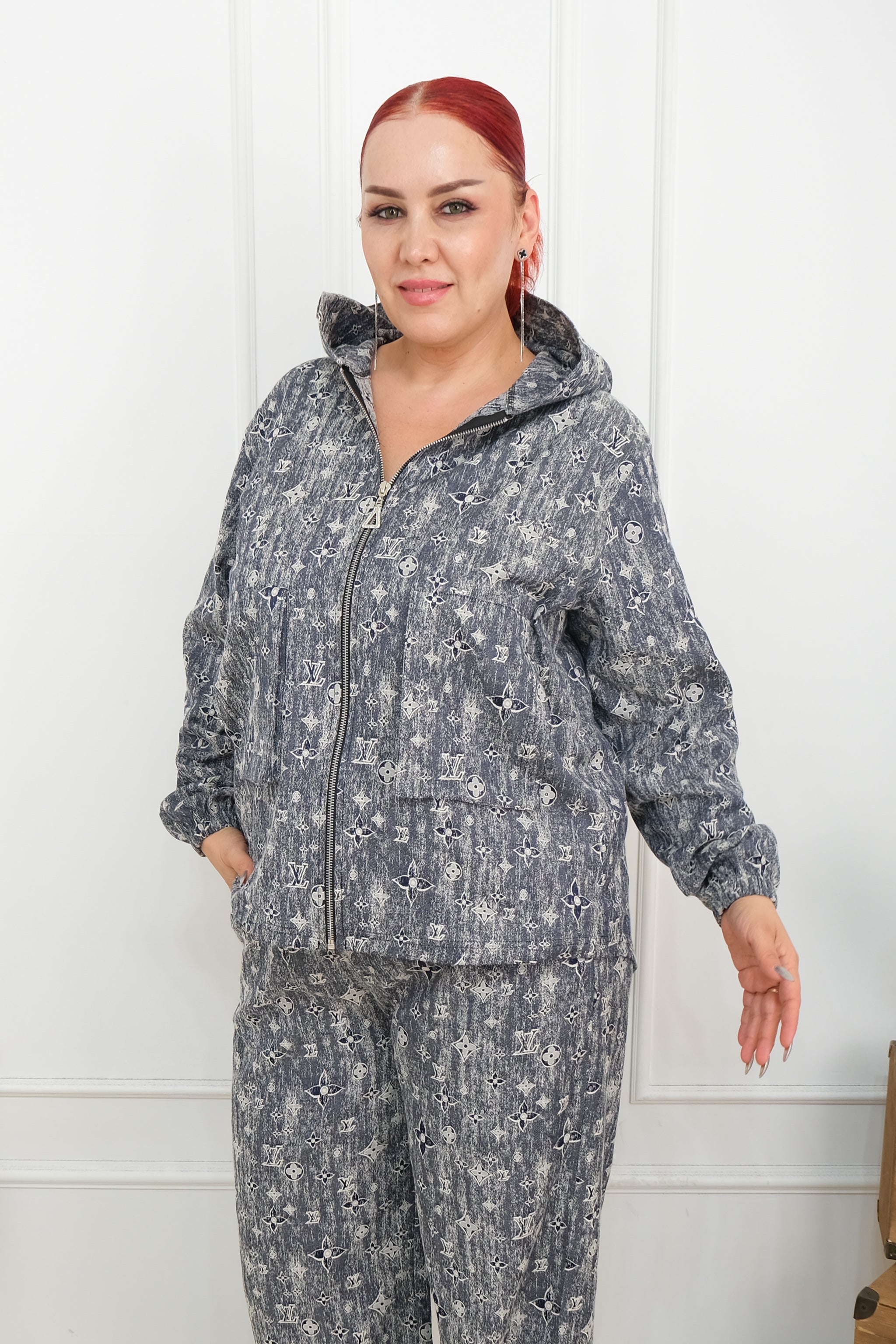 Elegantní komplet s jemným potiskem