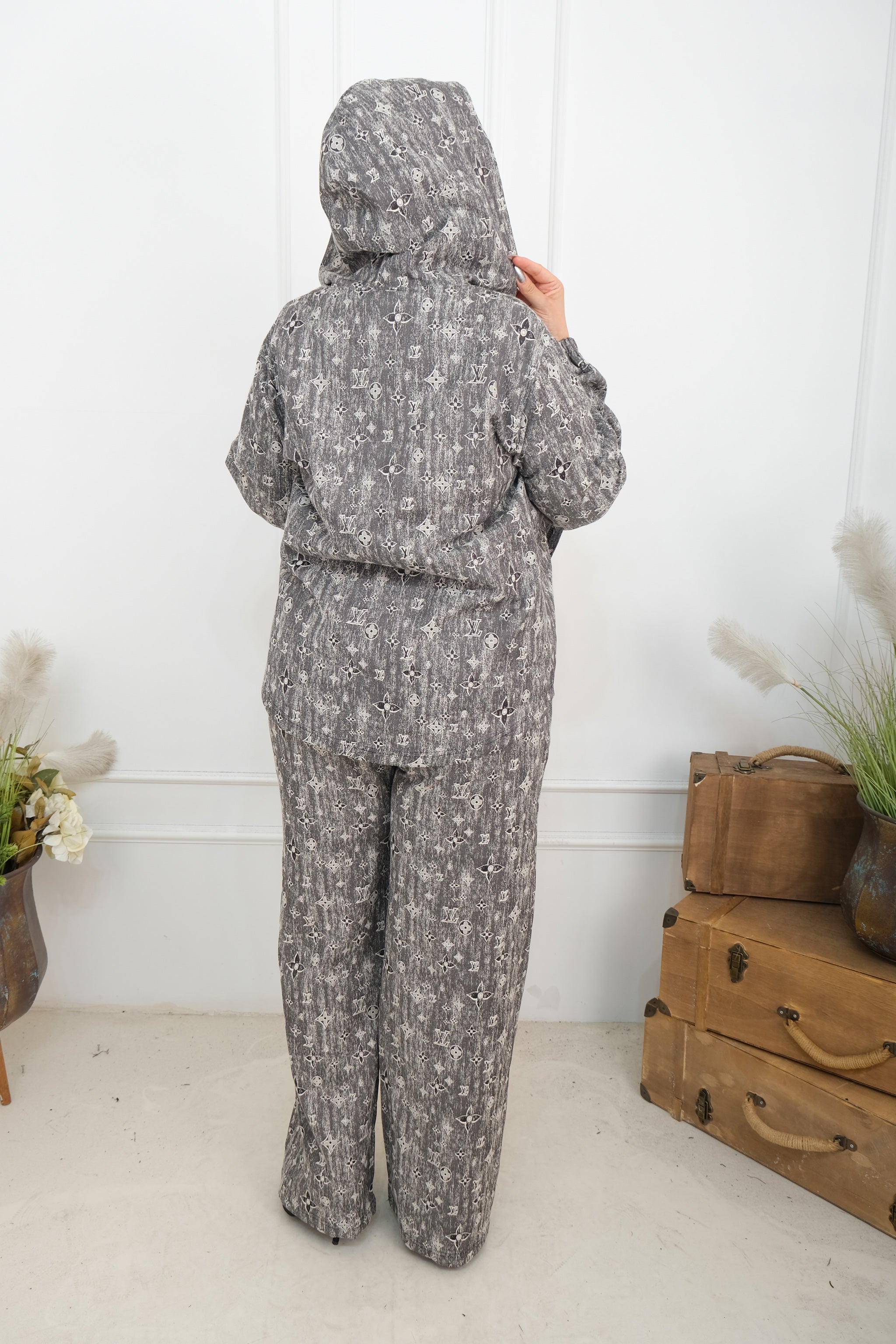 Elegantní komplet s jemným potiskem