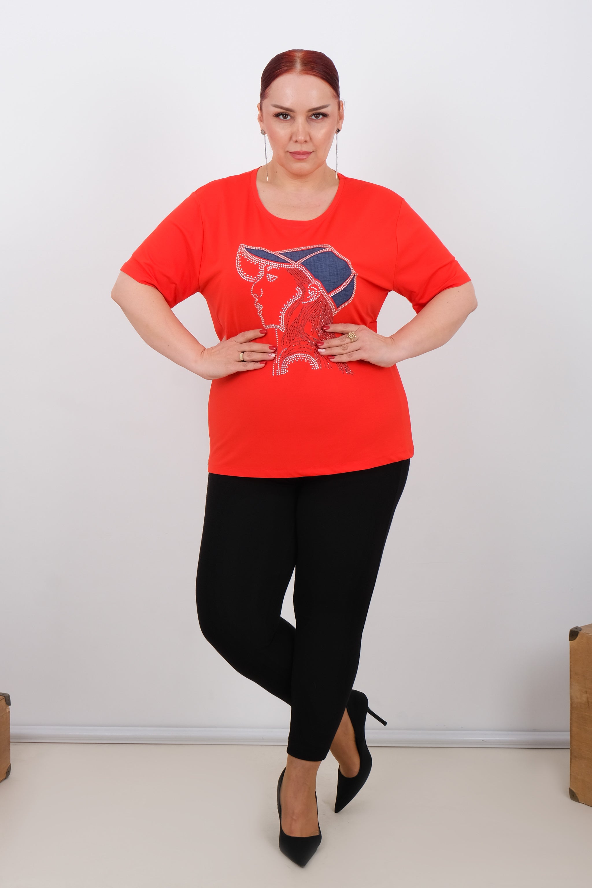 Dámské tričko s potiskem ženy v kšiltovce