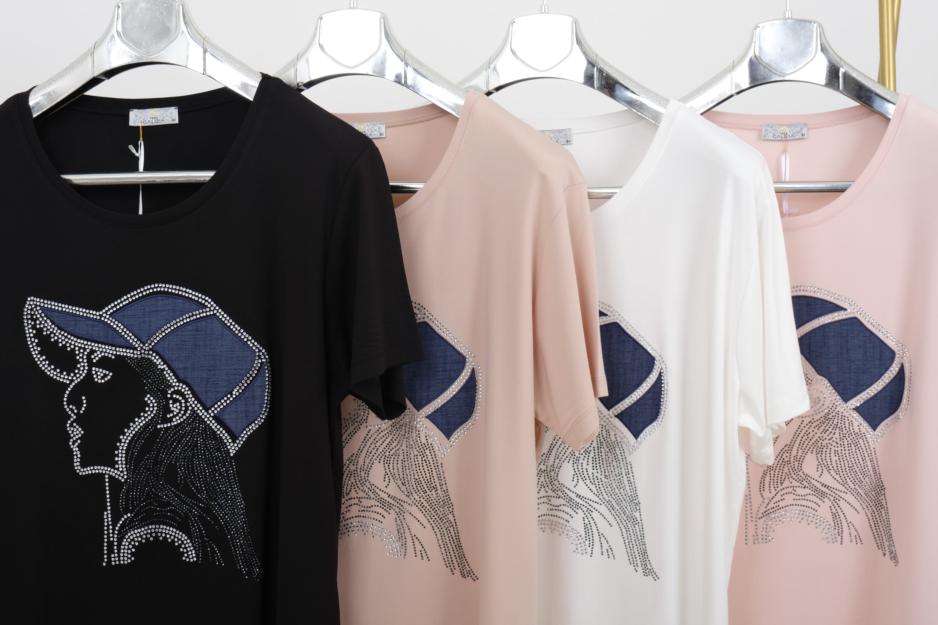 Dámské tričko s potiskem ženy v kšiltovce