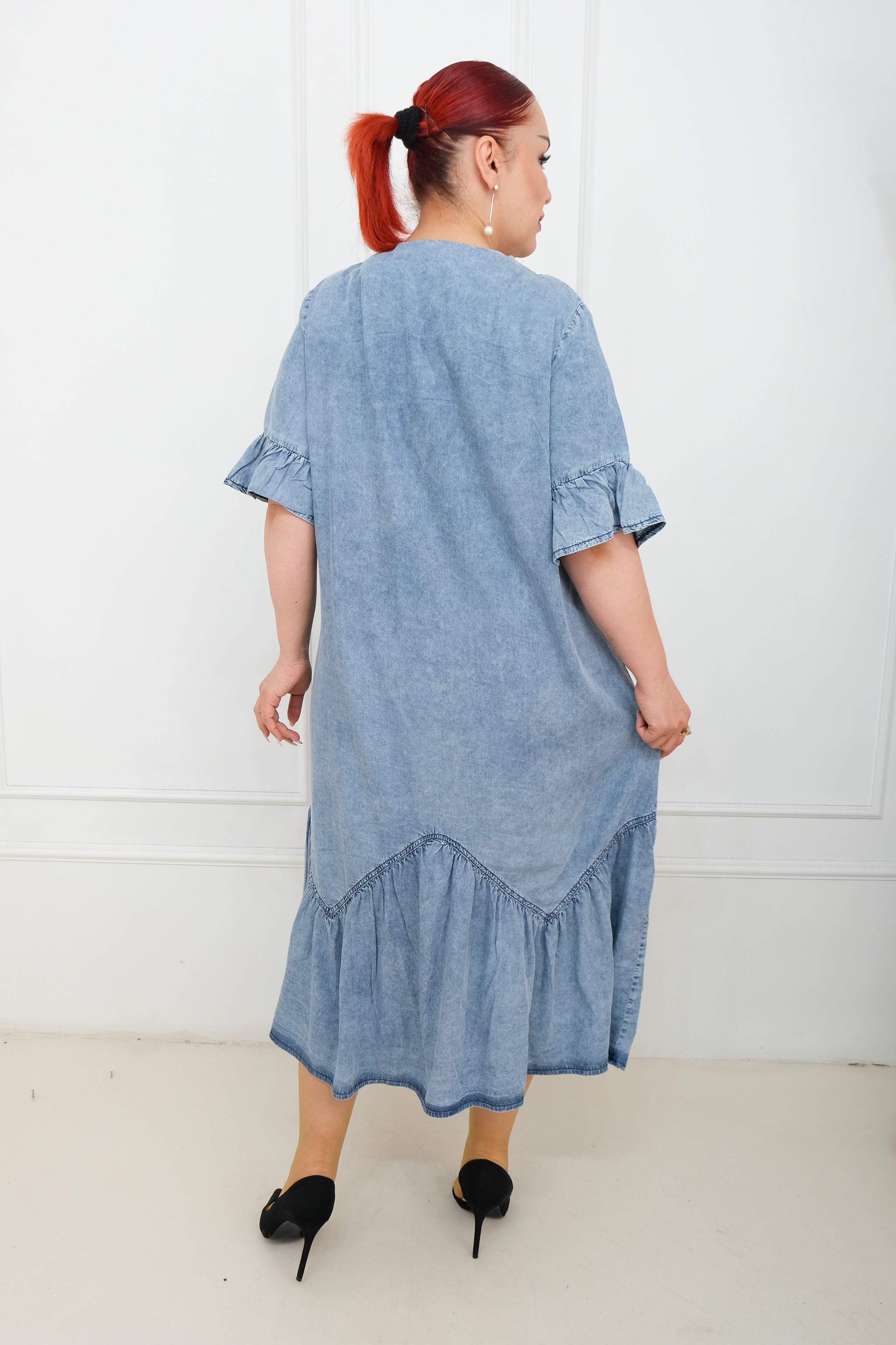 Džínové šaty s nařaseným šarmem