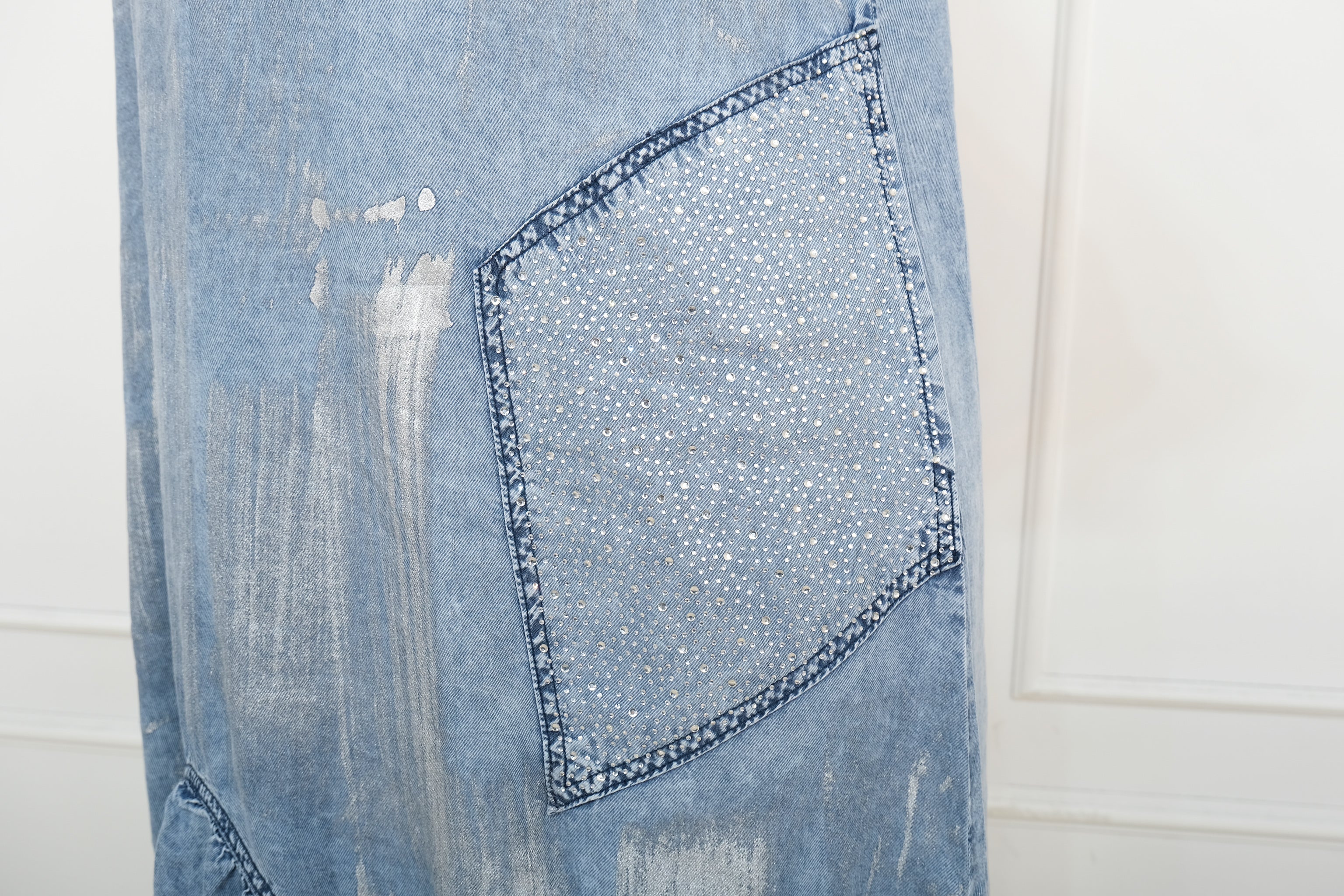 Džínové šaty s nařaseným šarmem