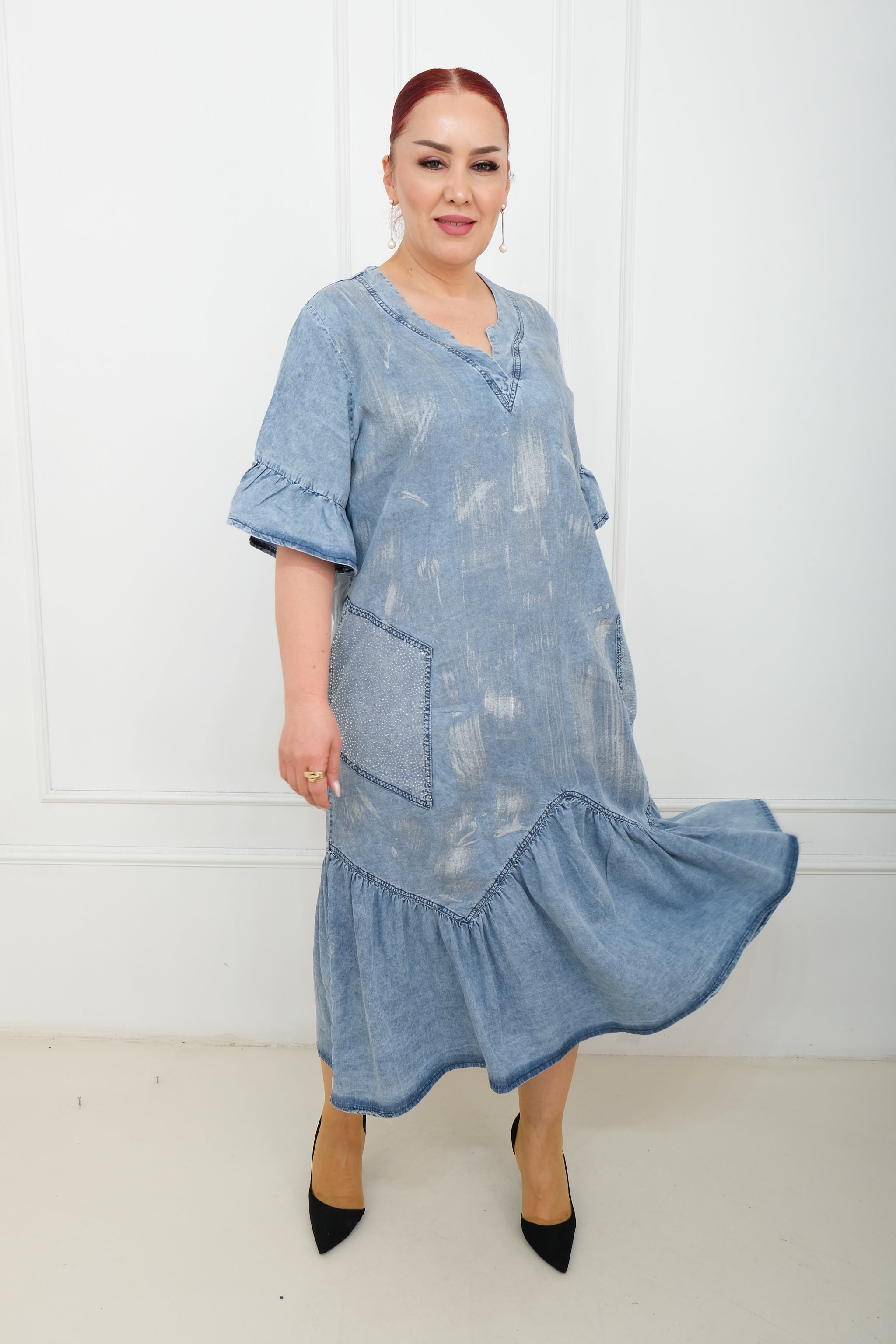 Džínové šaty s nařaseným šarmem