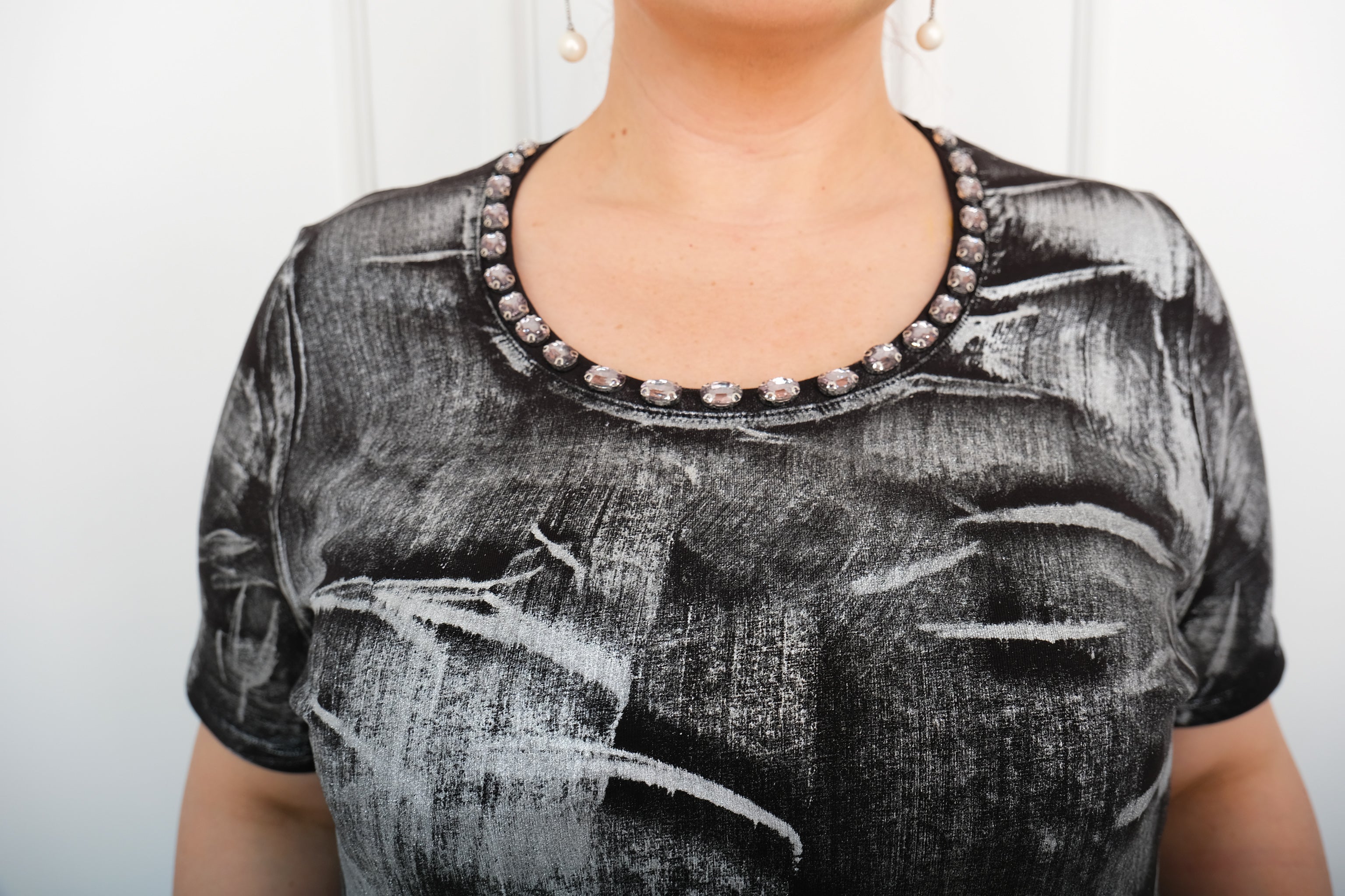 Lesklé tunikové šaty s jemnými kamínky