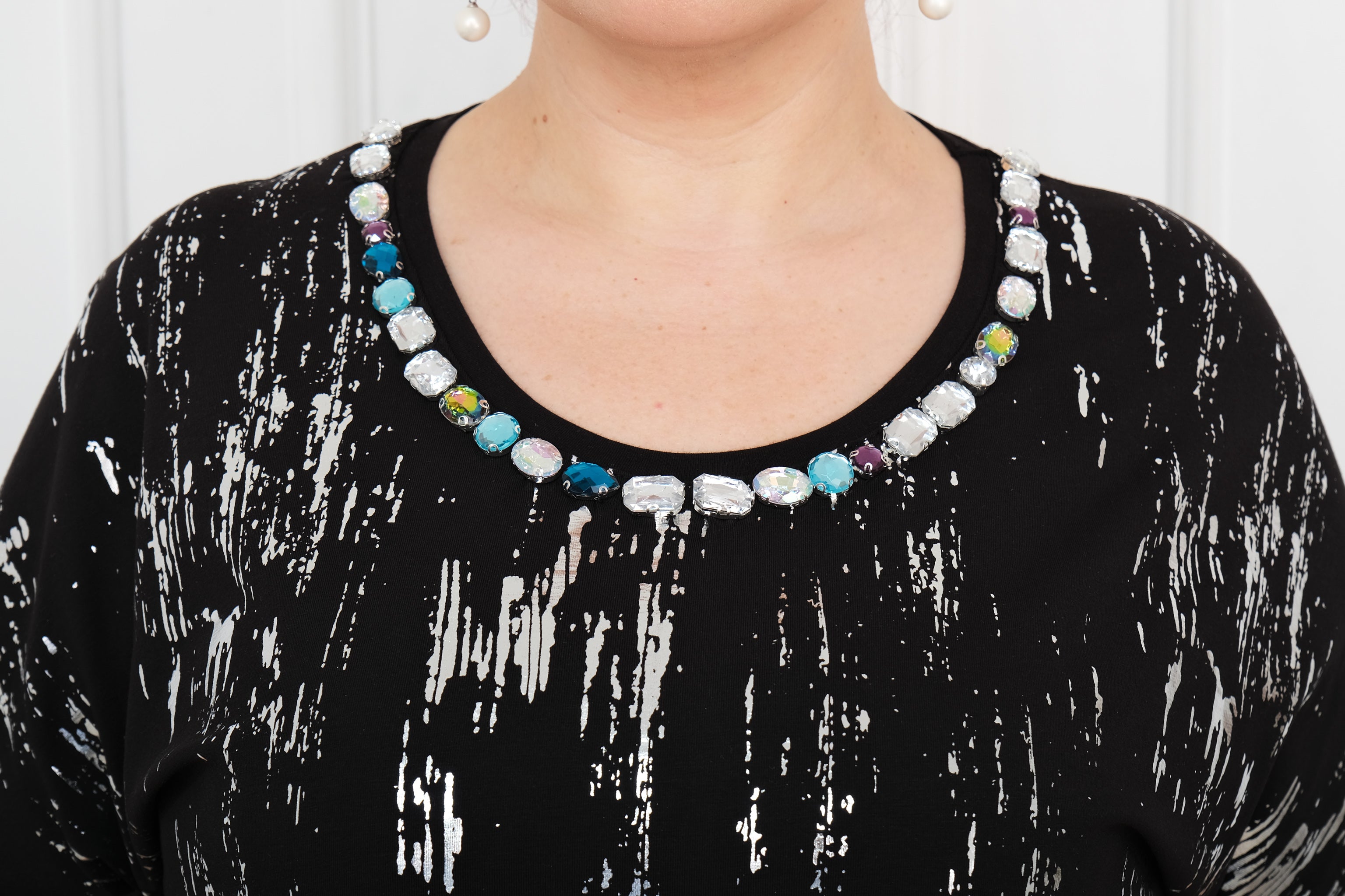 Lesklé tunikové šaty se zářivým akcentem