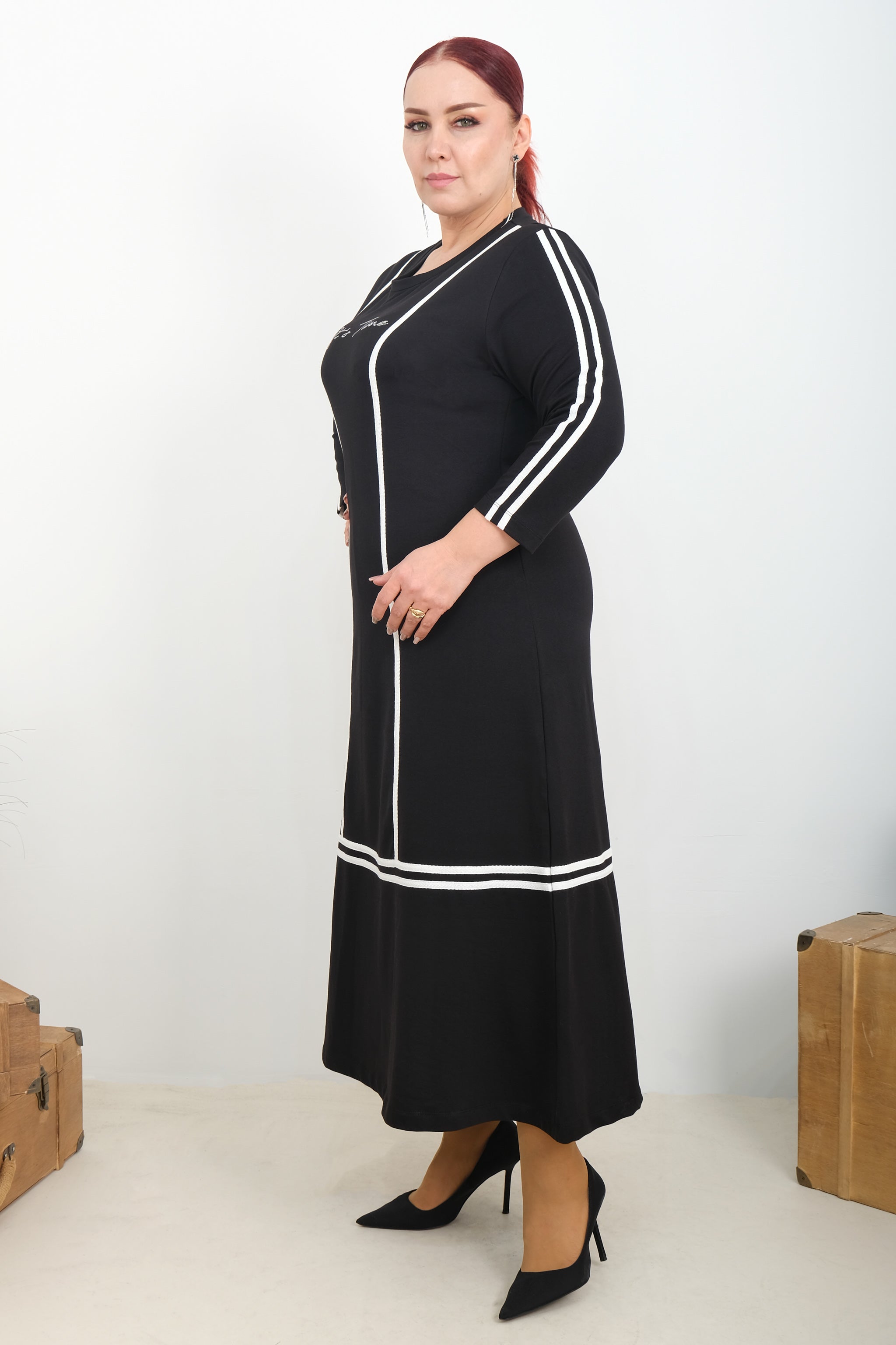 Maxi šaty s nápisem "It’s Time" – černé s bílými pruhy