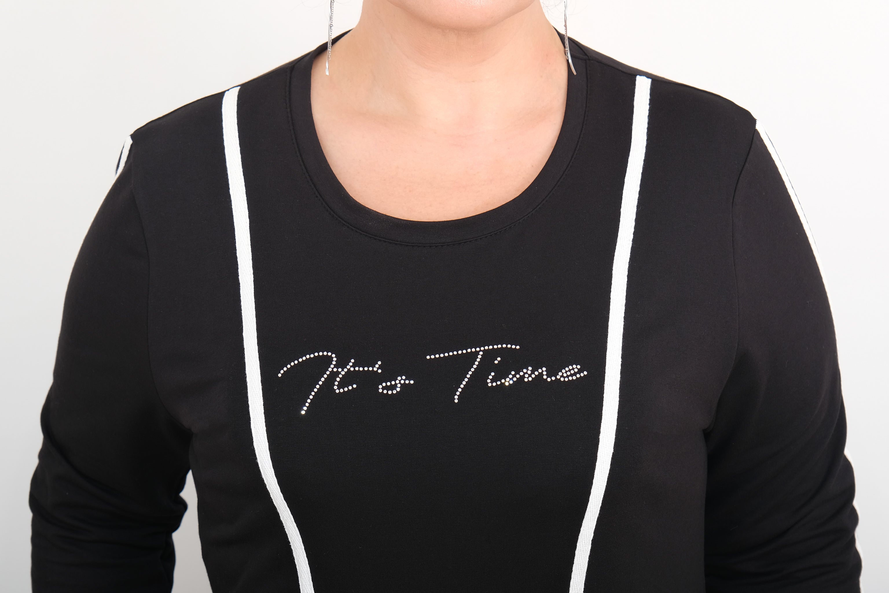 Maxi šaty s nápisem "It’s Time" – černé s bílými pruhy