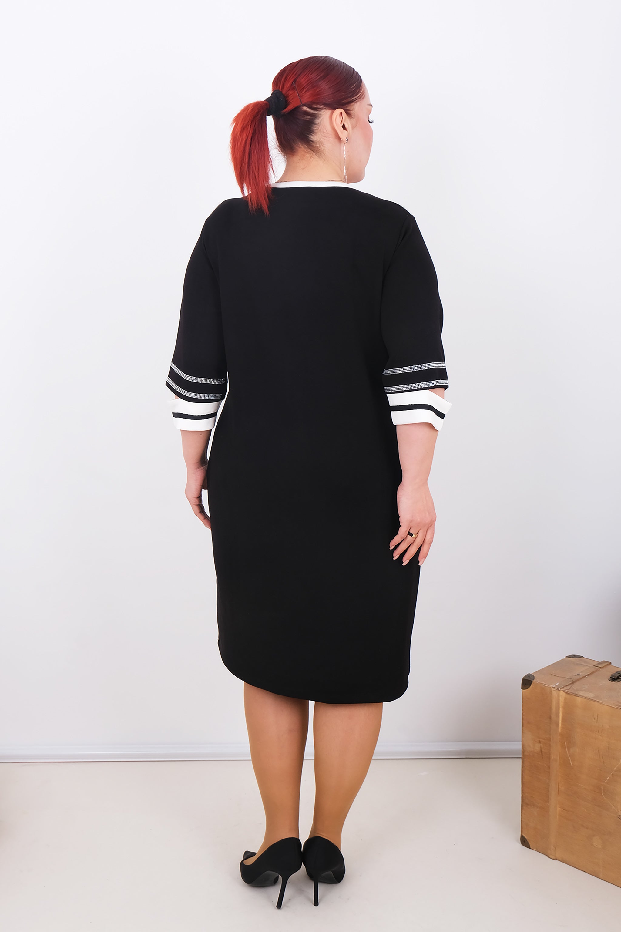 Černé šaty s výraznými rukávy