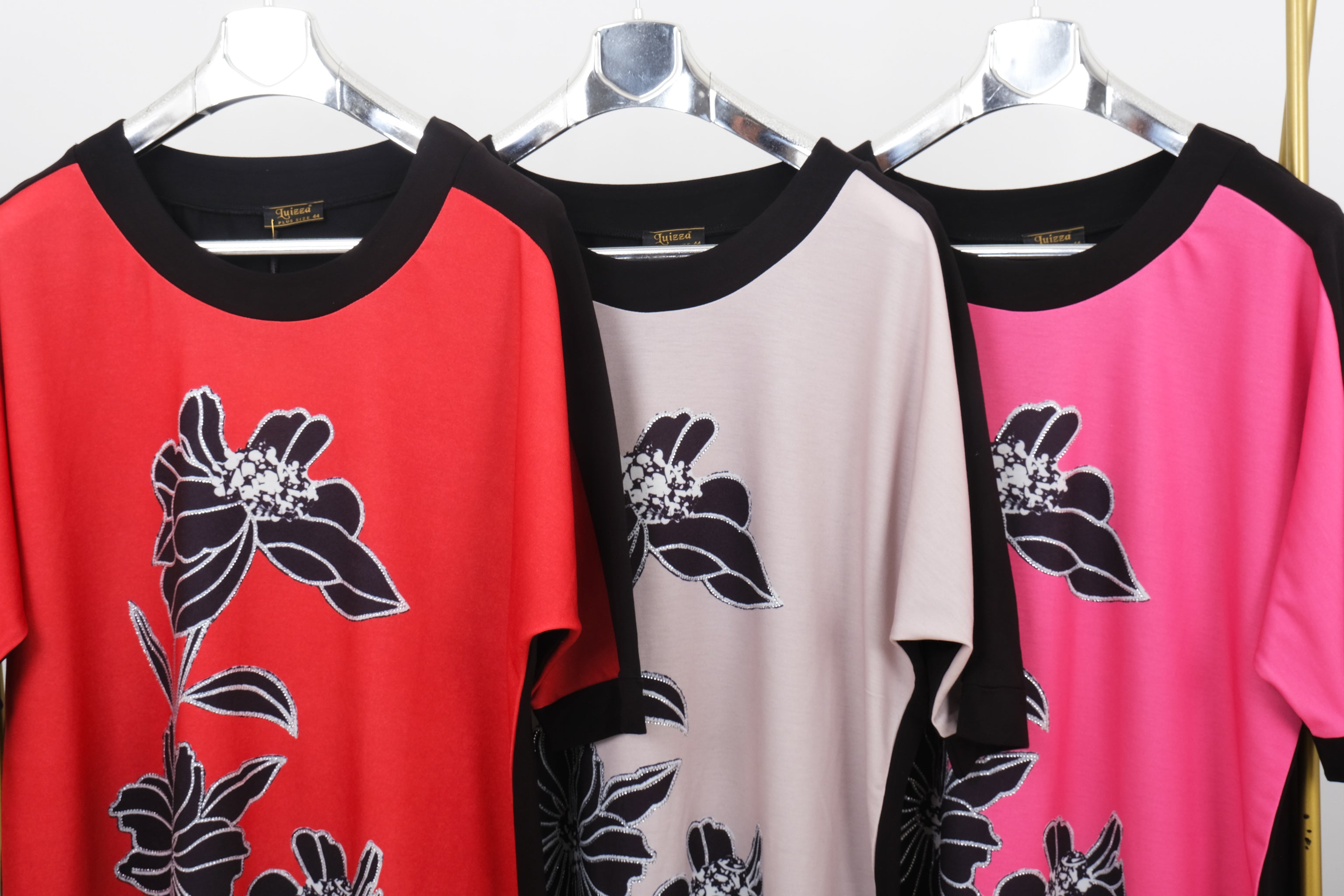 Lehké tunikové šaty s květinami