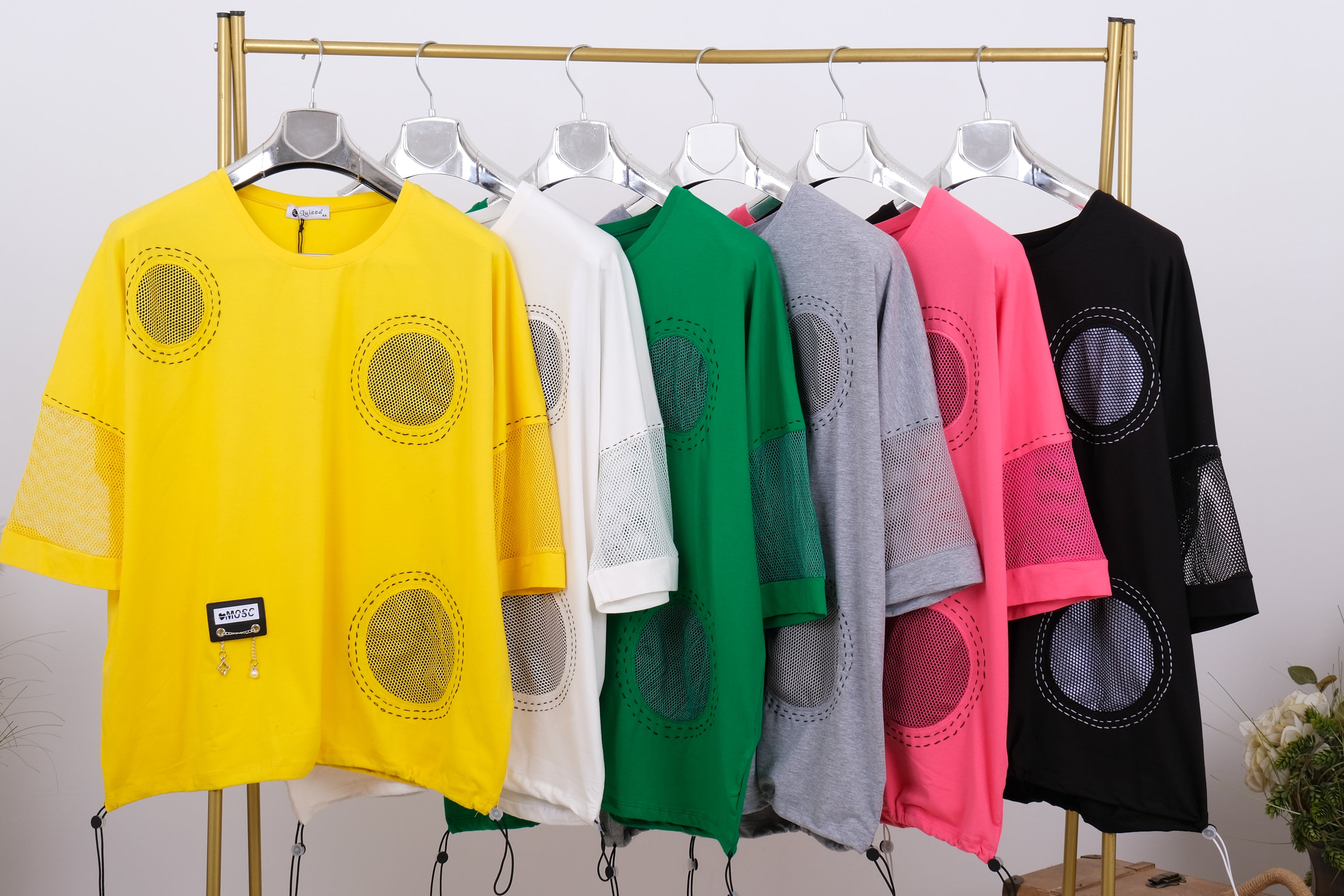 Trendy dámské oversize tričko se síťovanými detaily