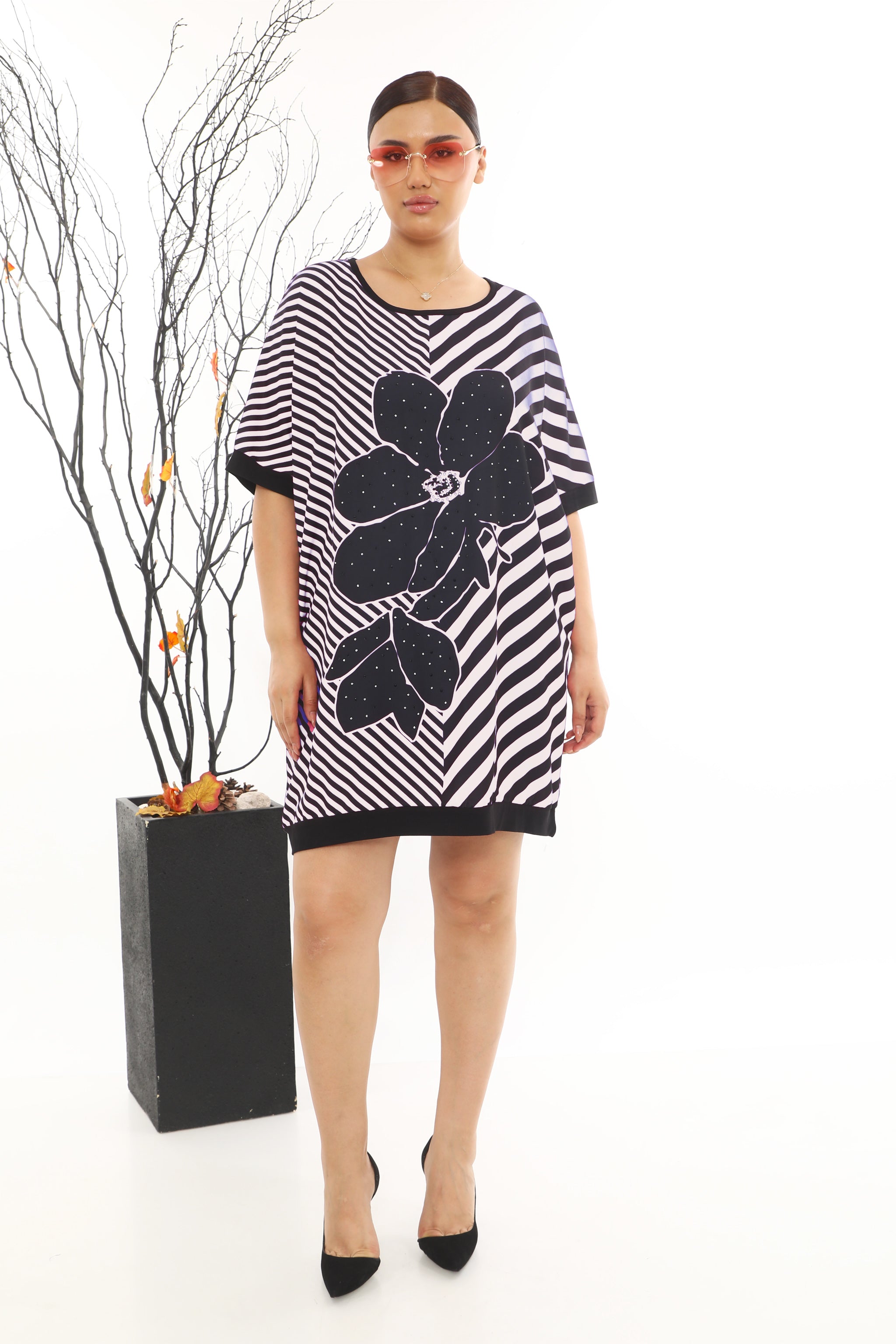 Tunikové šaty s černým květem