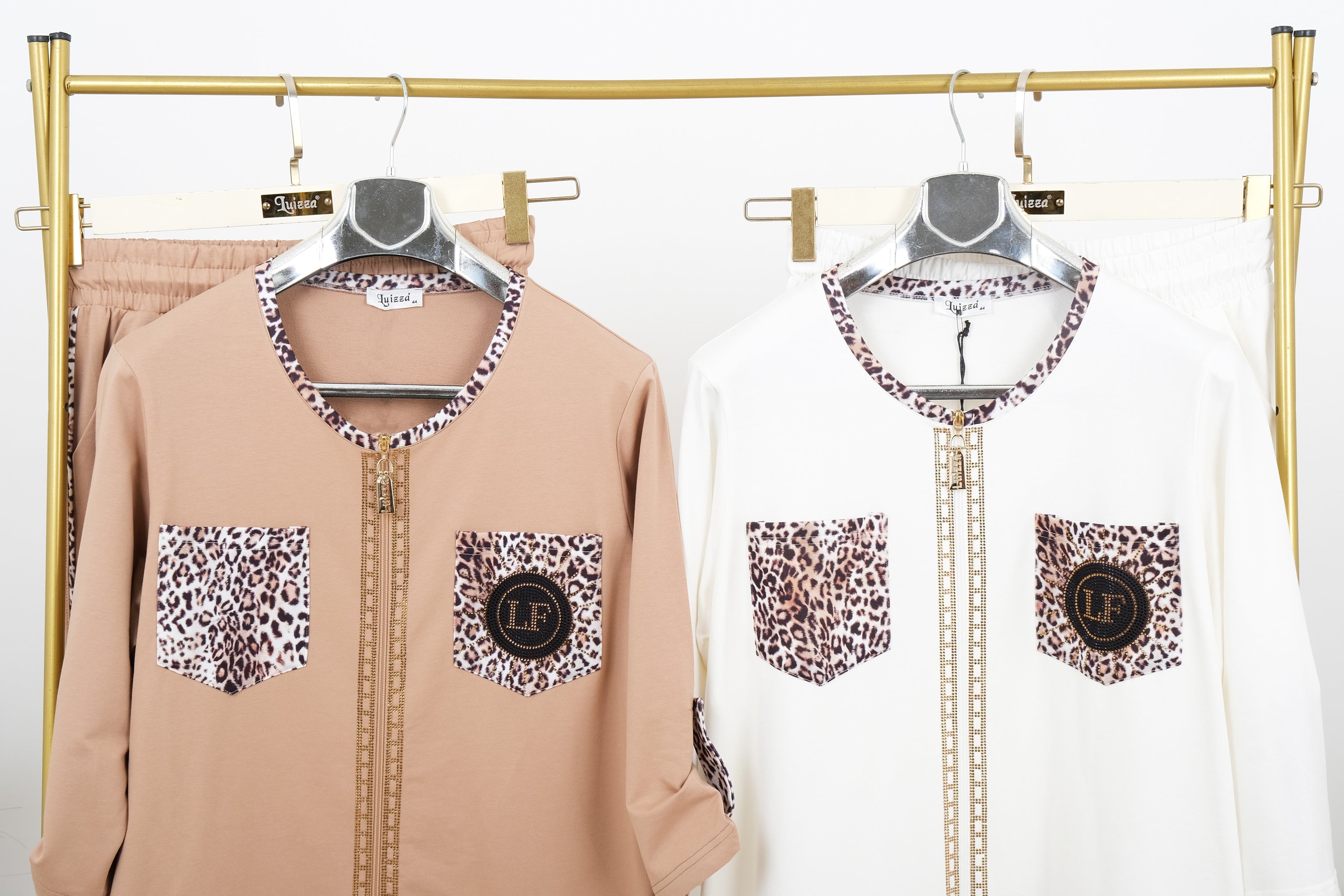 Tepláková souprava s lopardími doplnky