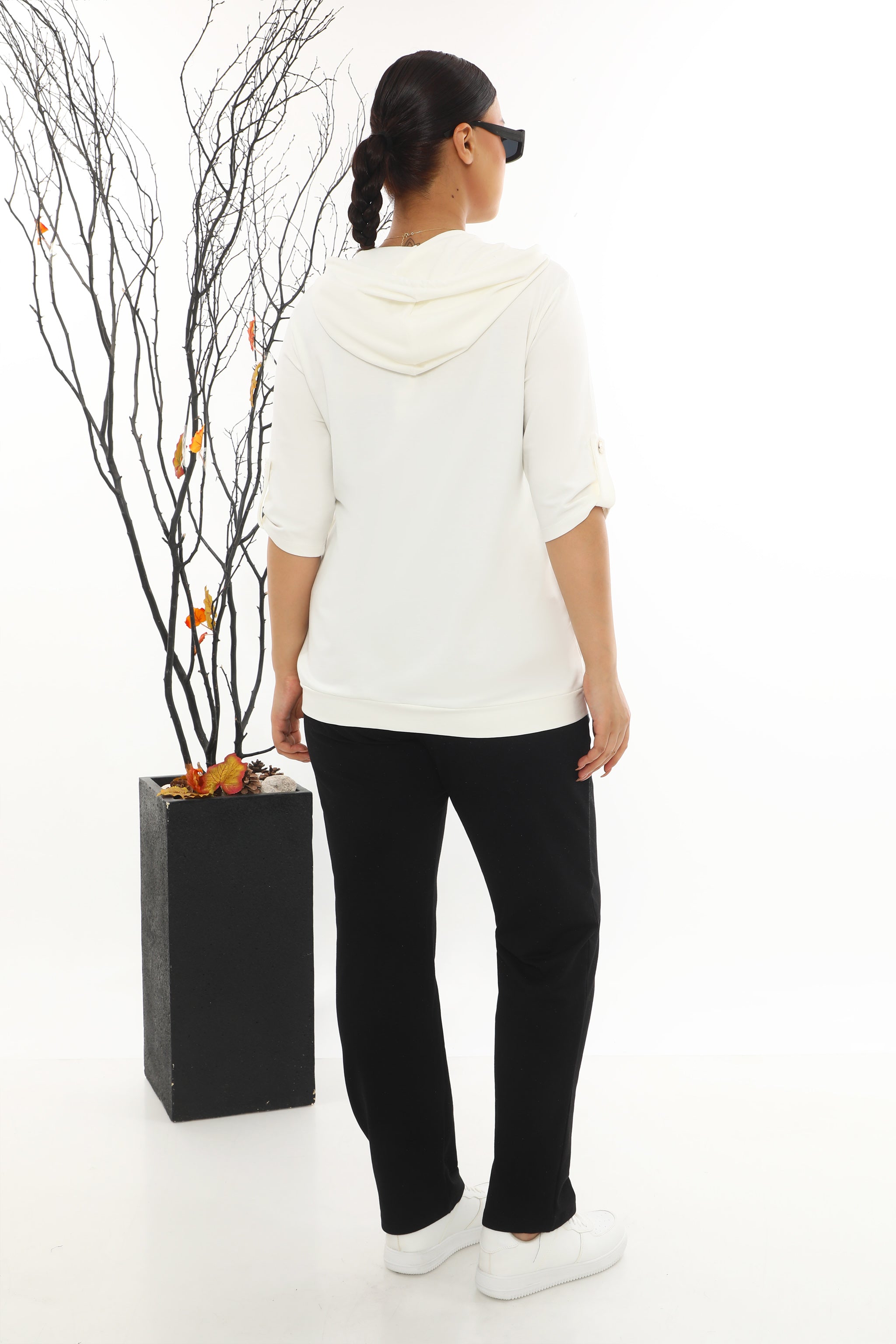 Sportovně-elegantní dámský komplet s ozdobnými kamínky – bavlněná mikina s kapucí a kalhoty