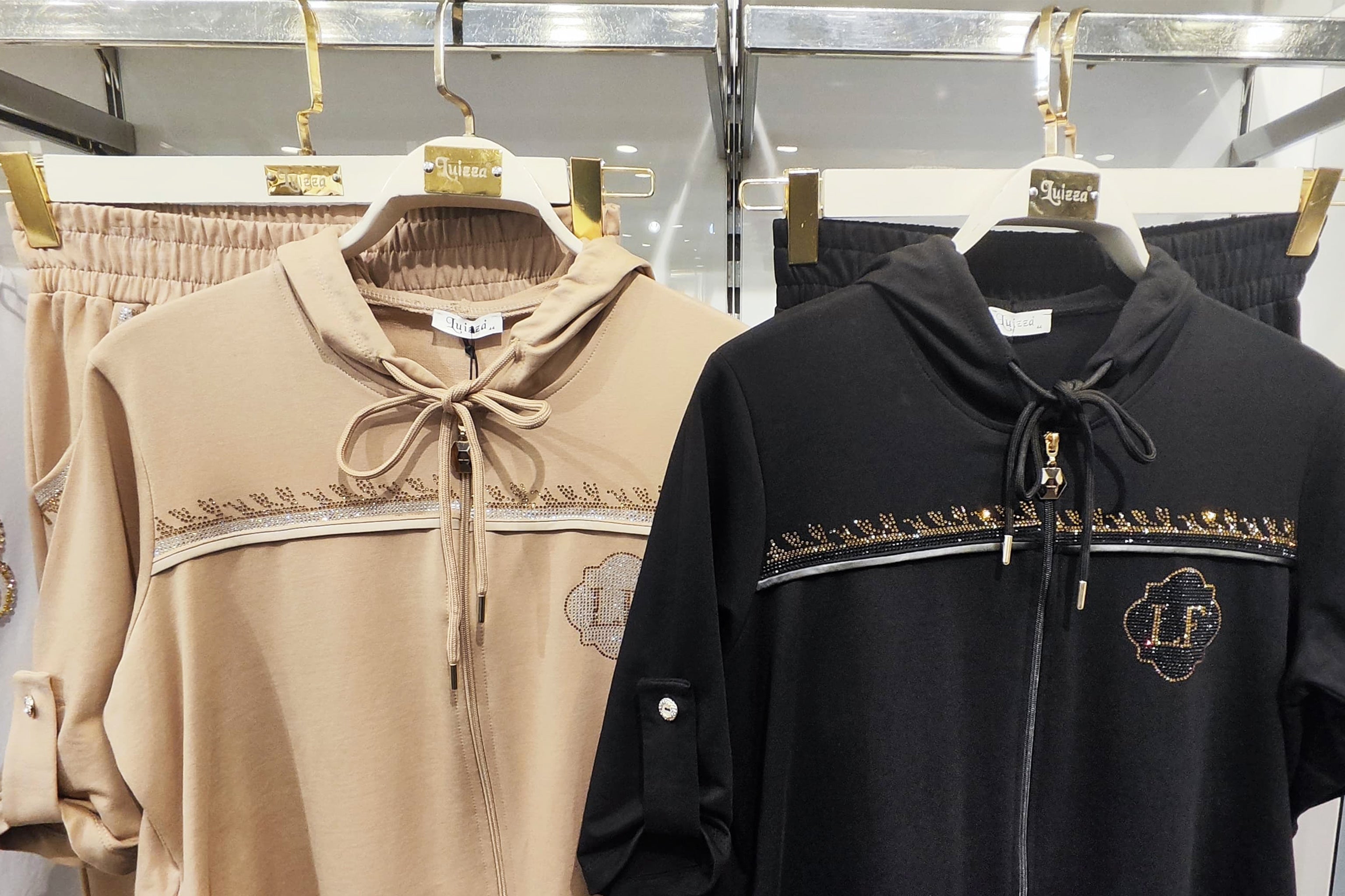 Sportovně-elegantní dámský komplet s ozdobnými kamínky – bavlněná mikina s kapucí a kalhoty