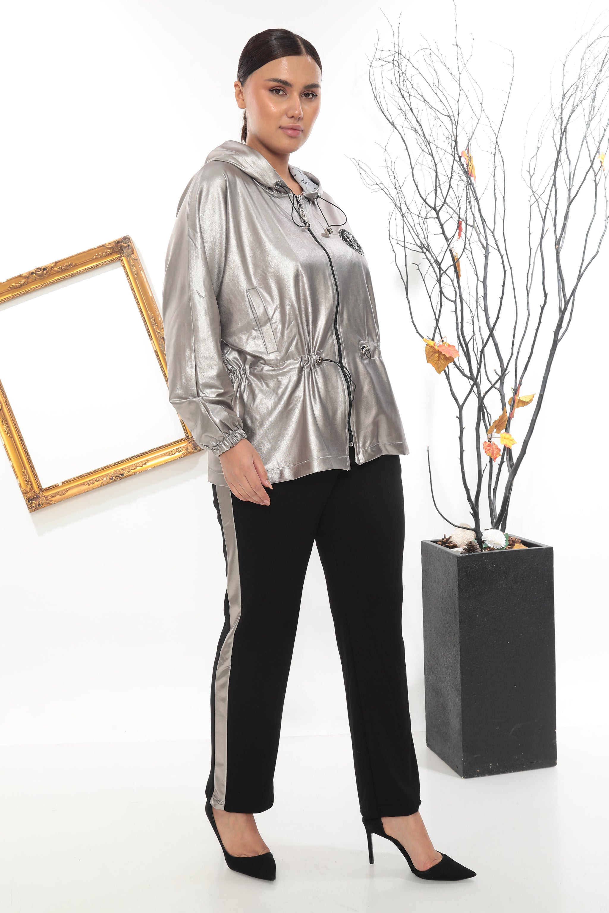 Dámská elegantní metalická souprava se stahovací bundou a širokým pruhem