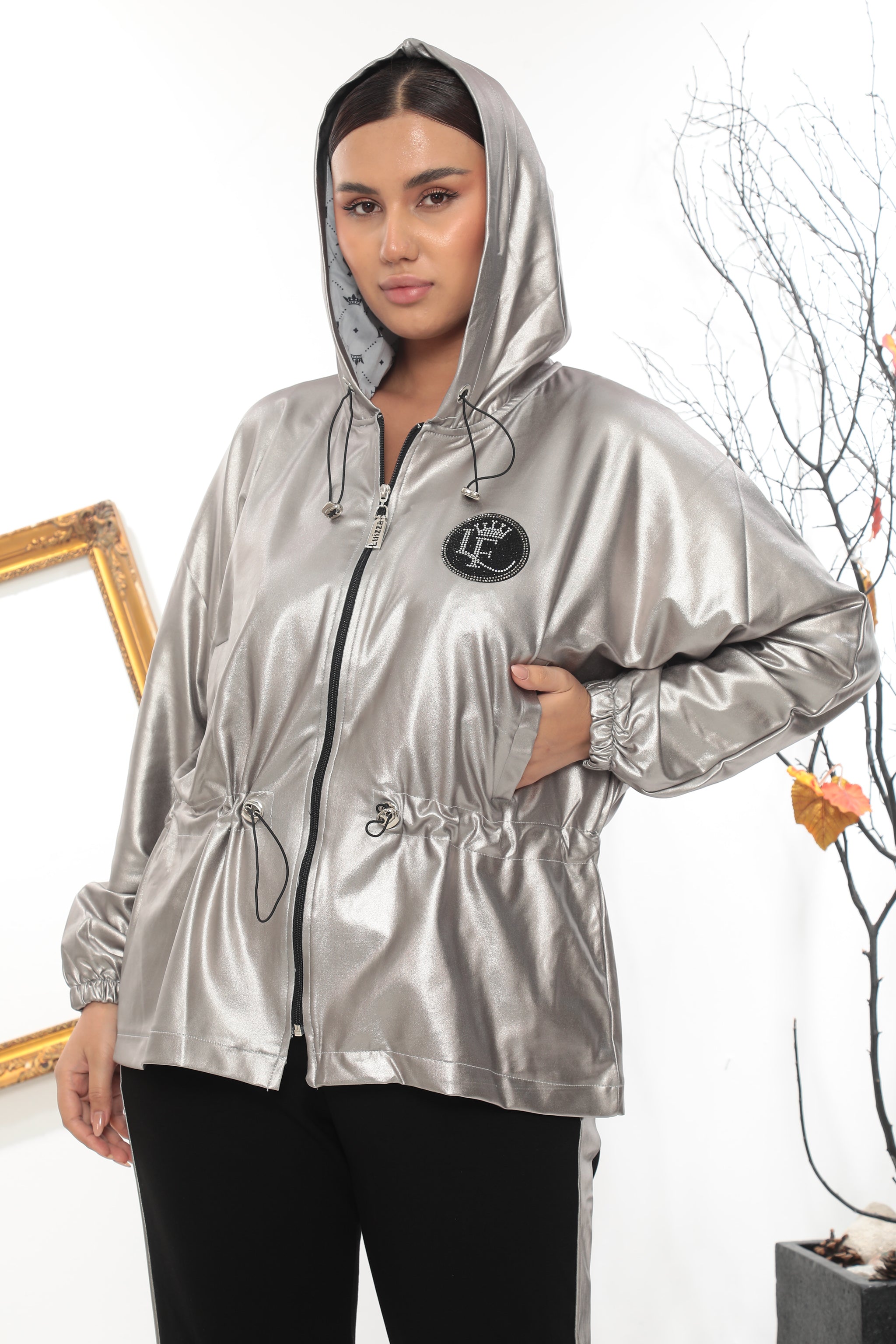 Dámská elegantní metalická souprava se stahovací bundou a širokým pruhem