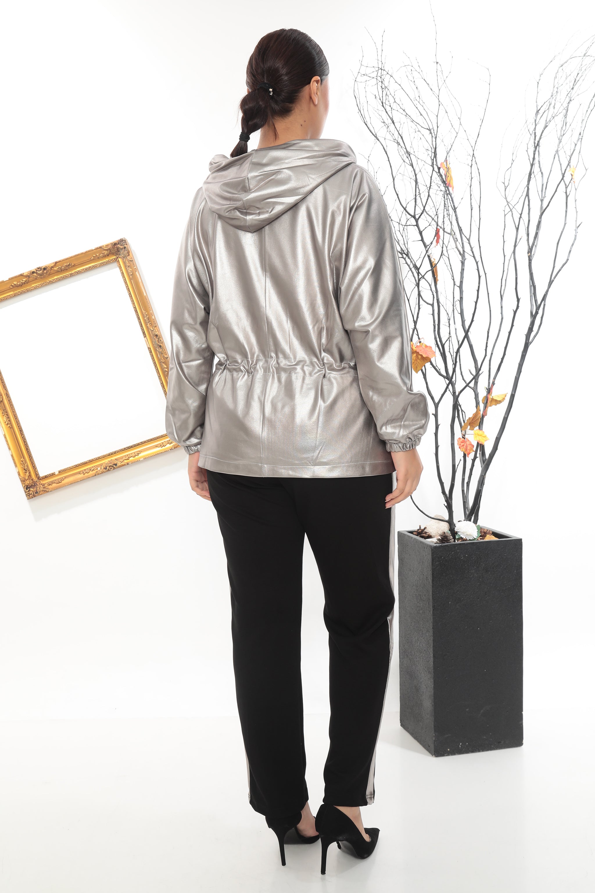 Dámská elegantní metalická souprava se stahovací bundou a širokým pruhem