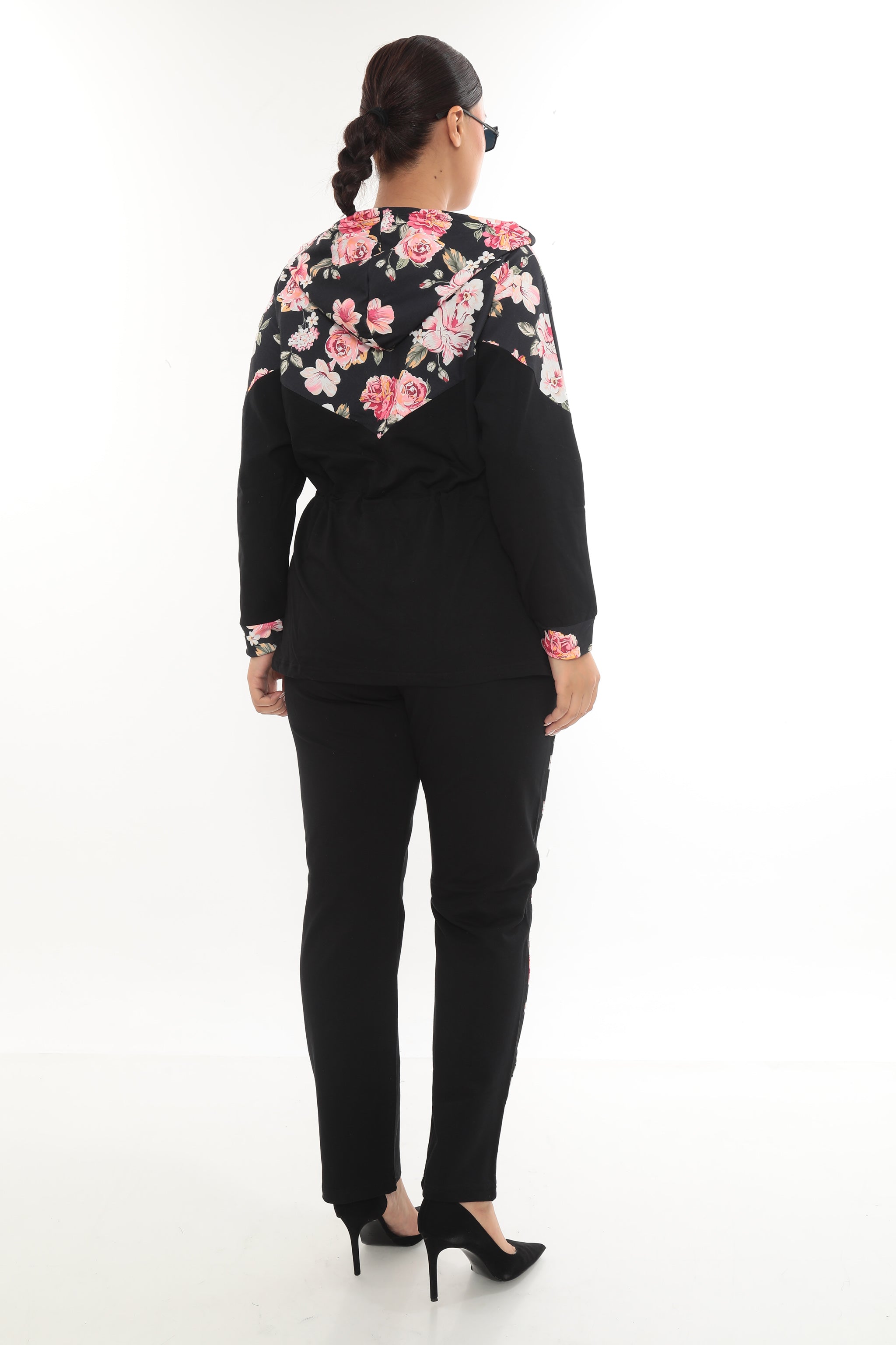 Dámská tepláková souprava s květinovým vzorem a třpytivými kamínky