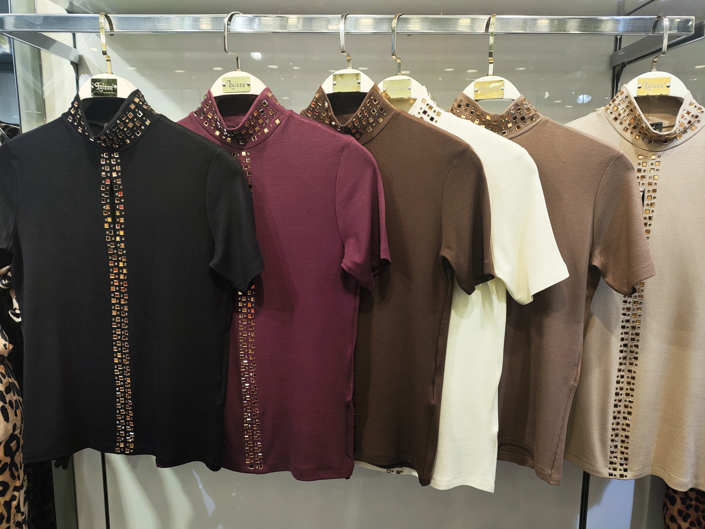 Stylový dámský top se stojáčkem a zlatými aplikacemi