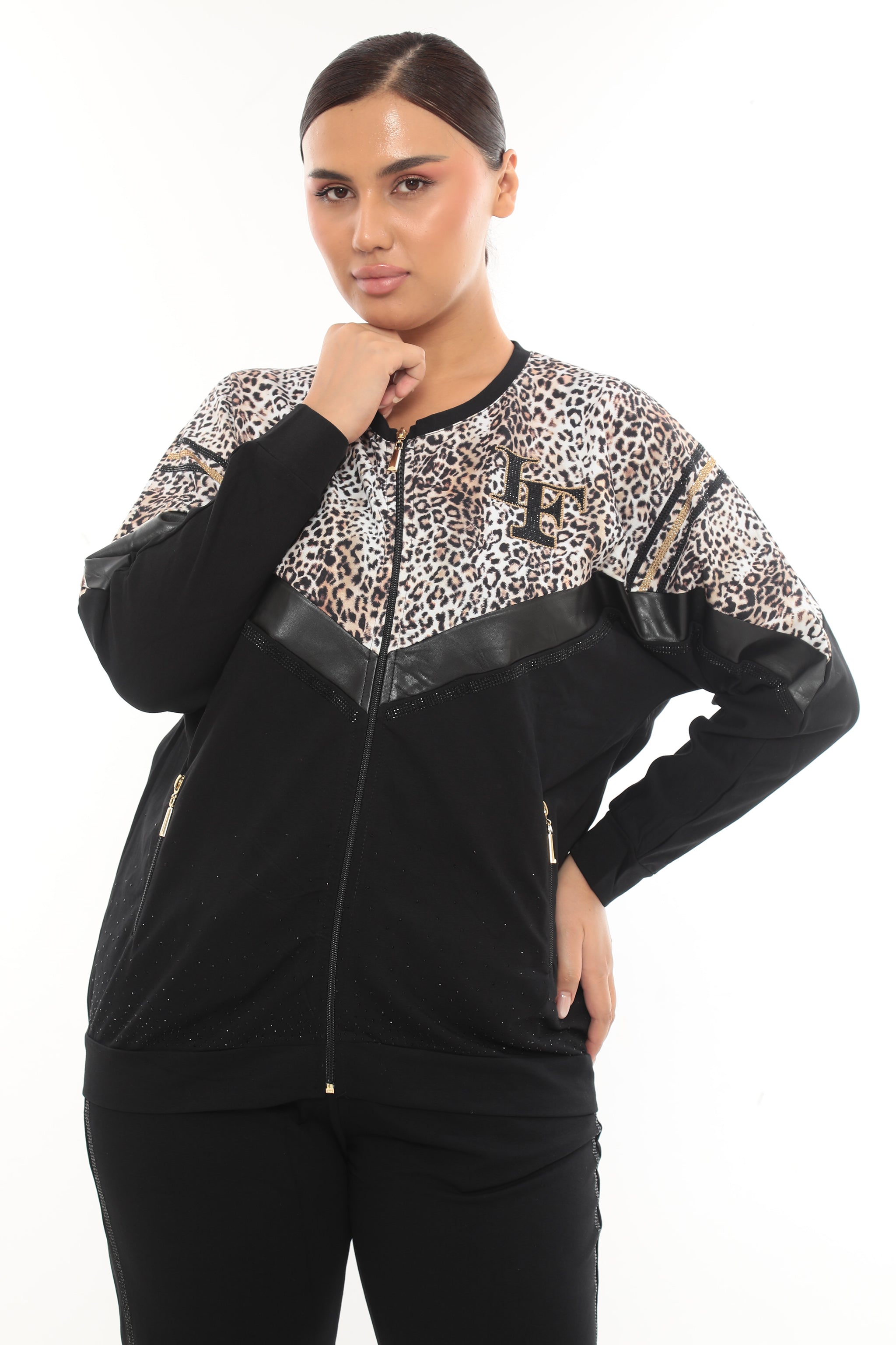 Dámský stylový černý komplet s exotickým vzorem